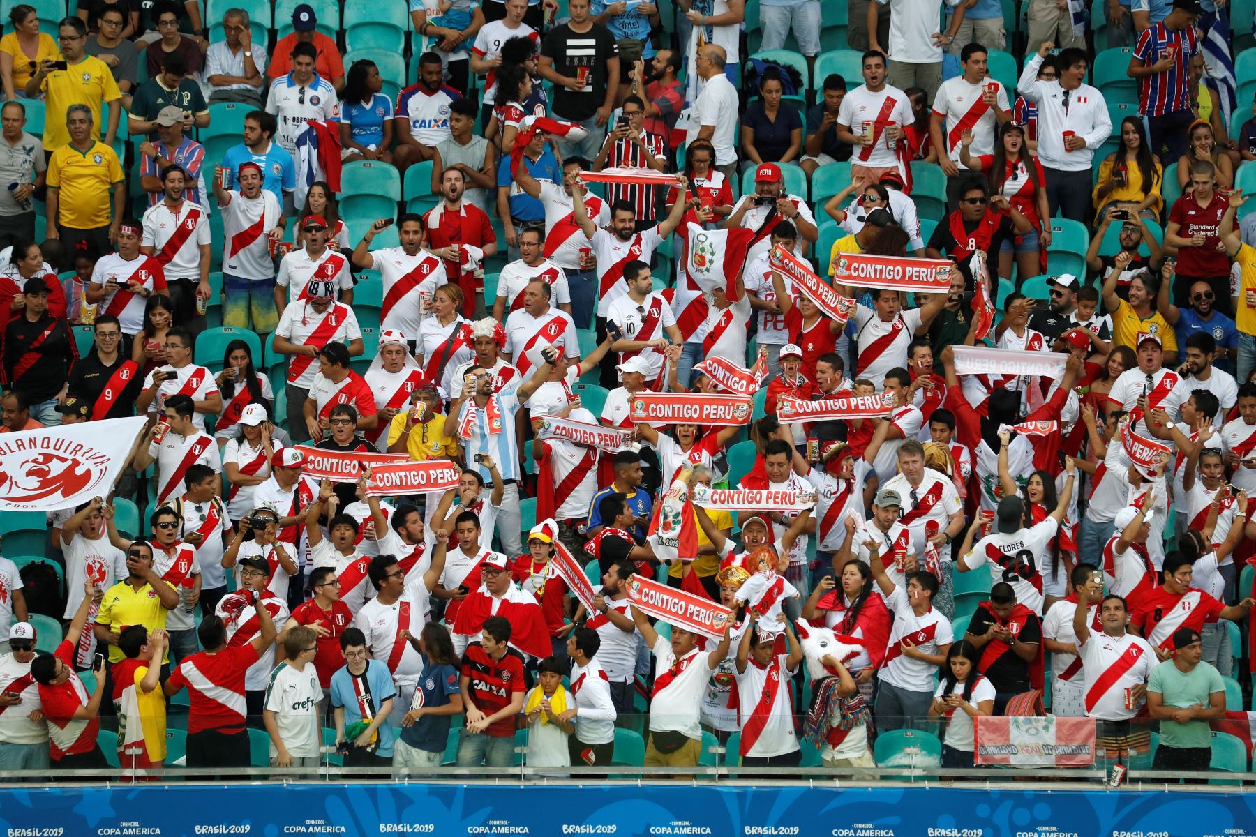 Aficionados animan durante el partido Uruguay-Perú de cuartos de final de la Copa América de Fútbol 2019, en el Estadio Arena Fonte Nova de Salvador, Brasil.
Foto: AFP