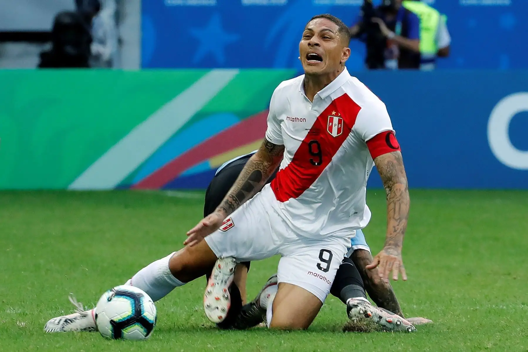 El jugador de Uruguay José Giménez disputa el balón con Paolo Guerrero (frente) de Perú, durante el partido Uruguay-Perú de cuartos de final de la Copa América de Fútbol 2019.
Foto: EFE