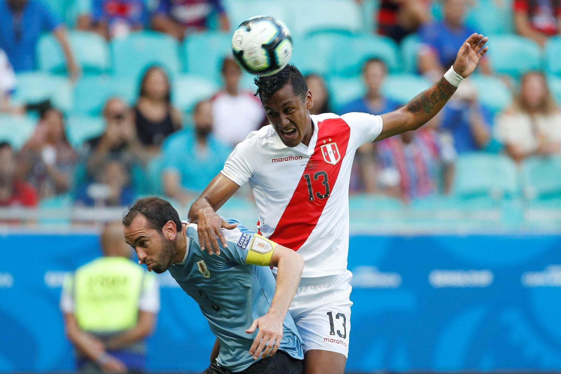 El jugador de Uruguay Diego Godín (i) disputa el balón con Renato Tapiade Perú durante el partido Uruguay-Perú de cuartos de final de la Copa América de Fútbol 2019, en el Estadio Arena Fonte Nova de Salvador.
Foto: EFE