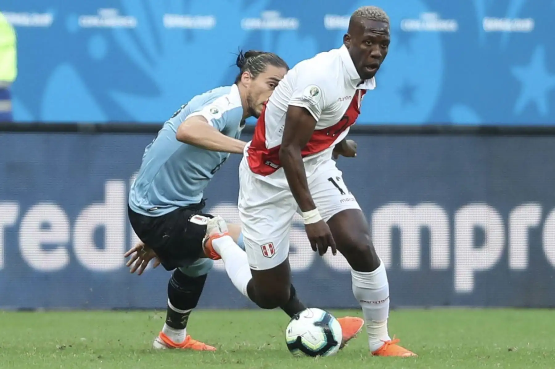 El jugador de Perú , Luis Advincula  disputa el balón  durante el partido Uruguay-Perú de cuartos de final de la Copa América de Fútbol 2019, en el Estadio Arena Fonte Nova de Salvador.
Foto: ANDINA/FPF