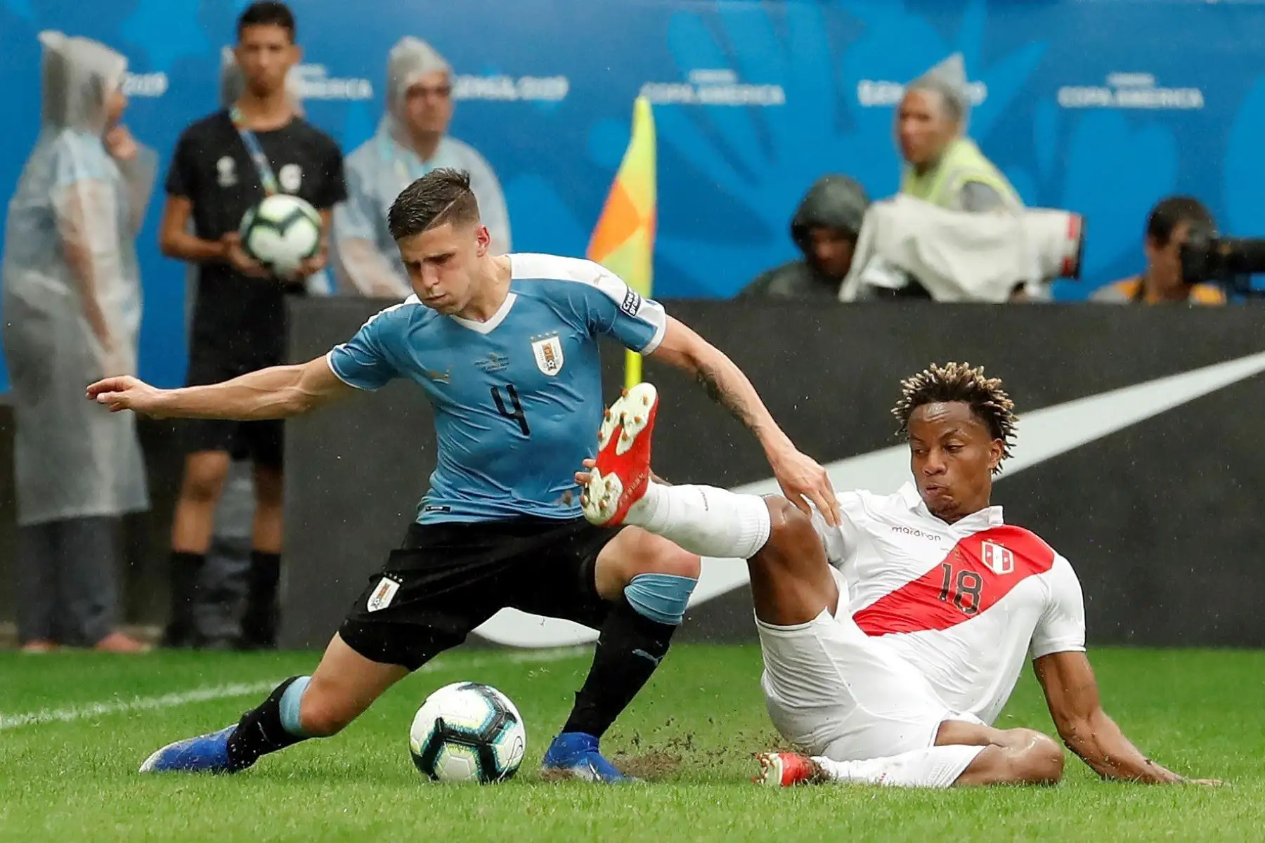 El jugador de Uruguay Giovanni González (i) disputa el balón con Andre Carrillo de Perú , durante el partido Uruguay-Perú de cuartos de final de la Copa América de Fútbol 2019, en el Estadio Arena Fonte.
Foto: EFE

Foto: EFE