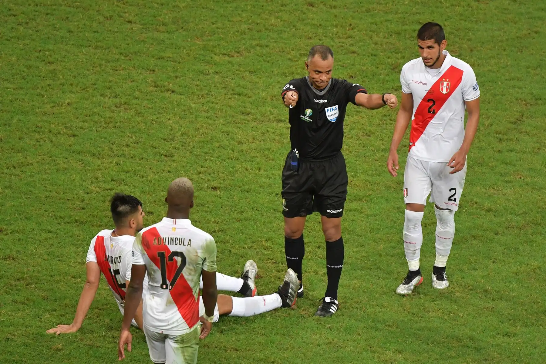 El árbitro brasileño Wilton Pereira Sampaio solicita asistencia a Carlos Zambrano (L) de Perú mientras conduce el partido de cuartos de final del torneo de fútbol de la Copa América entre Uruguay y Perú.
Foto: ANDINA/Prensa Presidencia