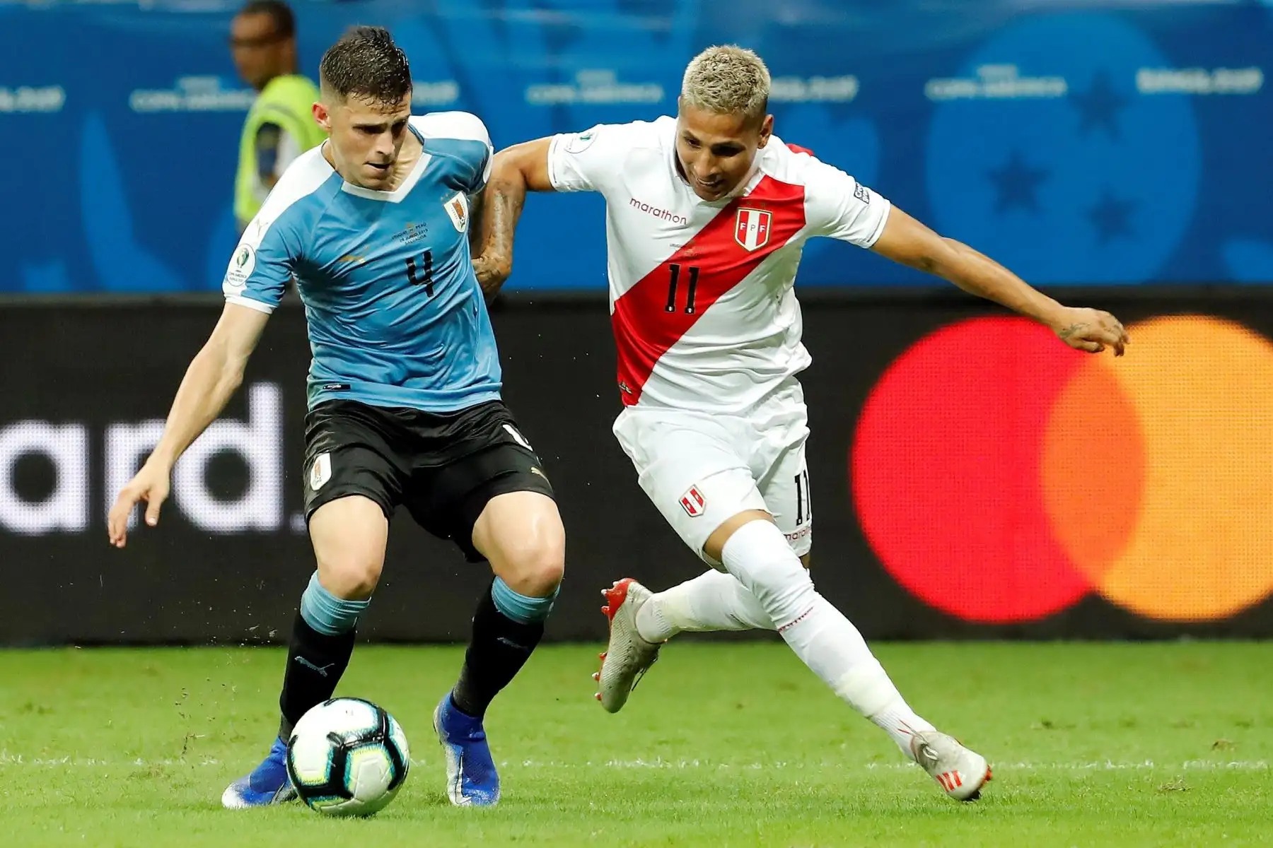 El jugador de Uruguay Giovanni González disputa el balón con Raúl Ruidiaz de Perú, durante el partido Uruguay-Perú de cuartos de final de la Copa América de Fútbol 2019, en el Estadio Arena Fonte Nova.
Foto: EFE