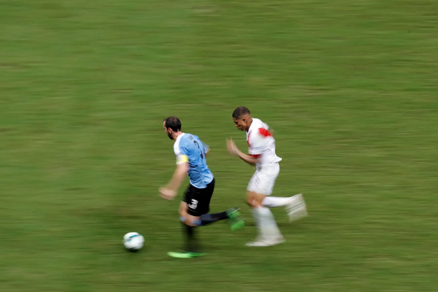El jugador de Uruguay Diego Godín (i) disputa el balón con Paolo Guerrero de Perú, durante el partido Uruguay-Perú de cuartos de final de la Copa América de Fútbol 2019, en el Estadio Arena Fonte Nova.
Foto: EFE