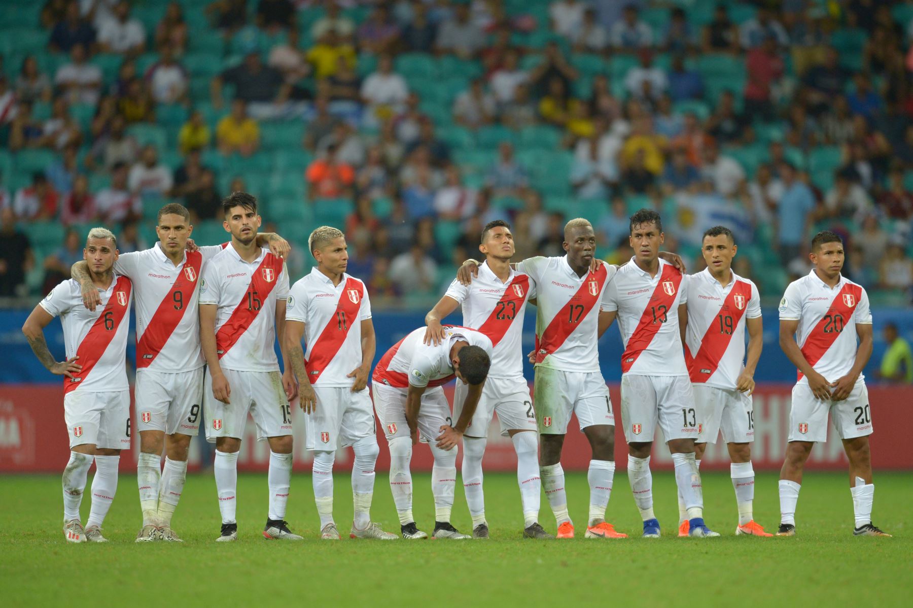 Los jugadores de Perú se reúnen antes del tiroteo de penal contra Uruguay después de empatar 0-0 durante su partido de cuartos de final del torneo de fútbol de la Copa América en el Fonte Nova Arena en Salvador, Brasil.
Foto: AFP
