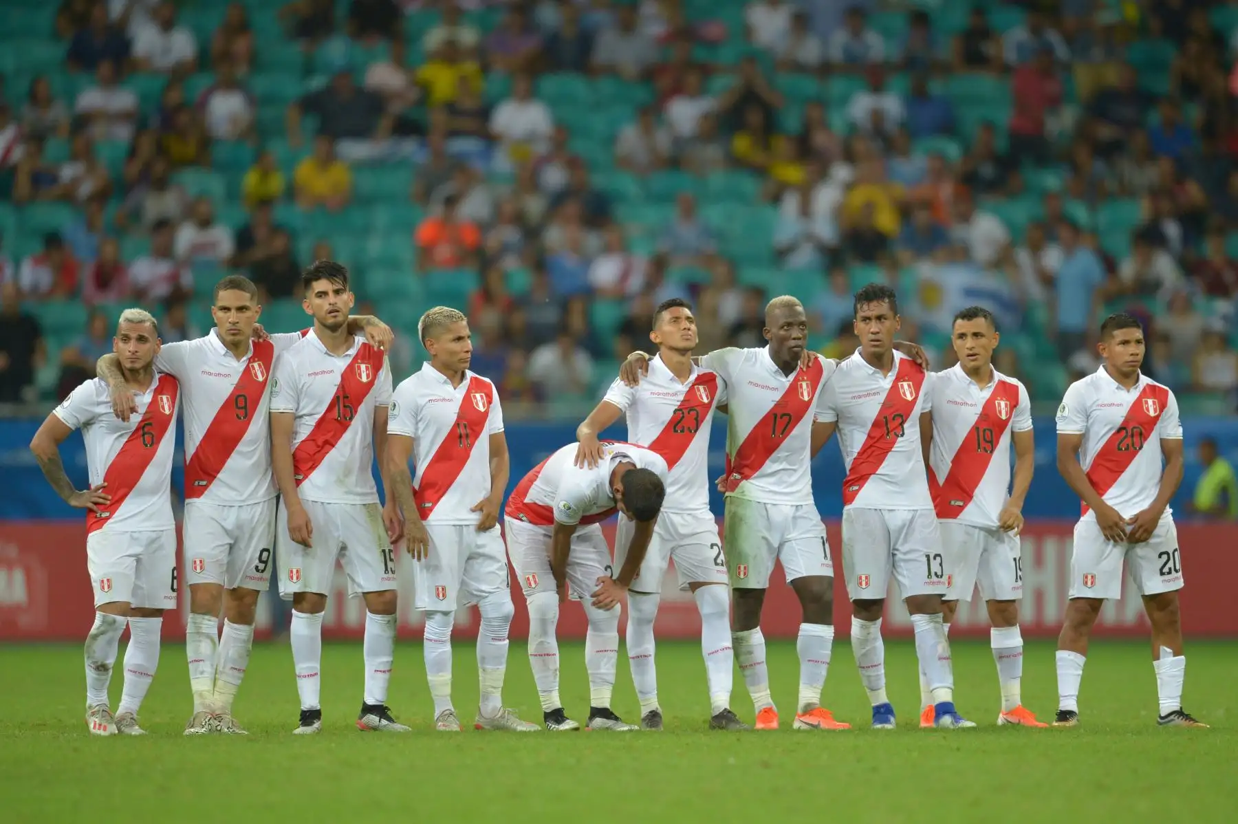 Los jugadores de Perú se reúnen antes del tiroteo de penal contra Uruguay después de empatar 0-0 durante su partido de cuartos de final del torneo de fútbol de la Copa América en el Fonte Nova Arena en Salvador, Brasil.
Foto: AFP