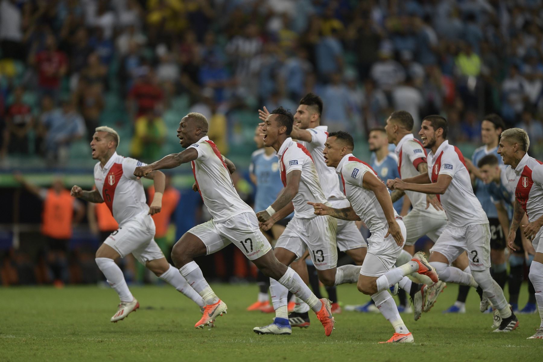 Los jugadores de Perú celebran después de derrotar a Uruguay en el tiroteo de penalización luego de empatar 0-0 durante su partido de cuartos de final del torneo de fútbol de la Copa América en el Fonte Nova Arena en Salvador, Brasil, el 29 de junio de 2019.
Foto: AFP