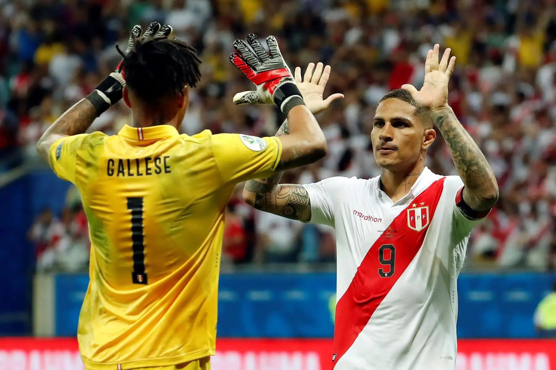 Paolo Guerrero (d) de Chile celebra con Pedro Gallese luego de anotar en la serie de sanciones, durante el partido Uruguay-Perú de cuartos de final de la Copa América de Fútbol 2019, en el Estadio Arena Fonte Nova de Salvador, Brasil.Foto.Foto:EFE