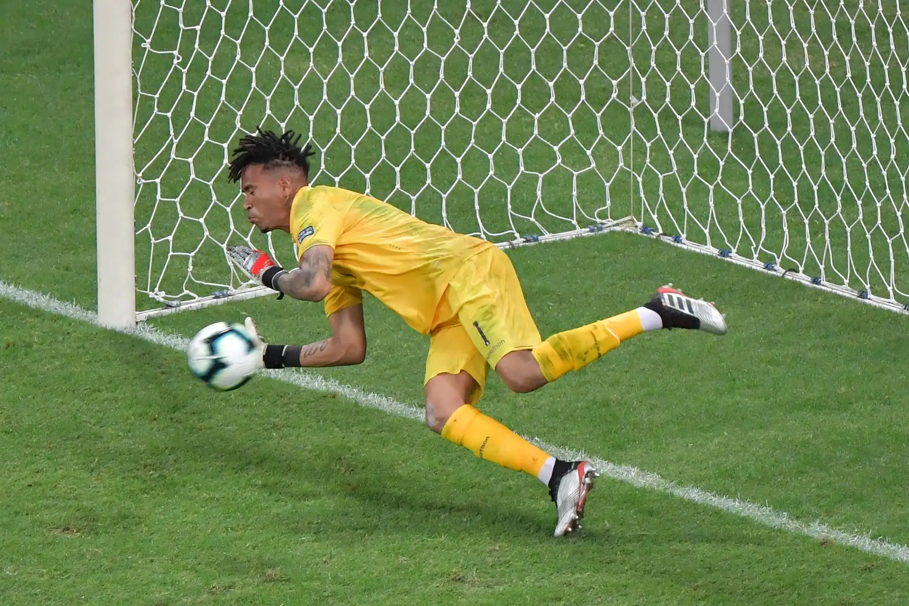 El arquero peruano Pedro Gallese detiene la penalización que tomó el uruguayo Luis Suárez durante el tiroteo luego de empatar 0-0 durante su partido de cuartos de final del torneo de fútbol de la Copa América en el Fonte Nova Arena en Salvador, Brasil.
Foto: AFP