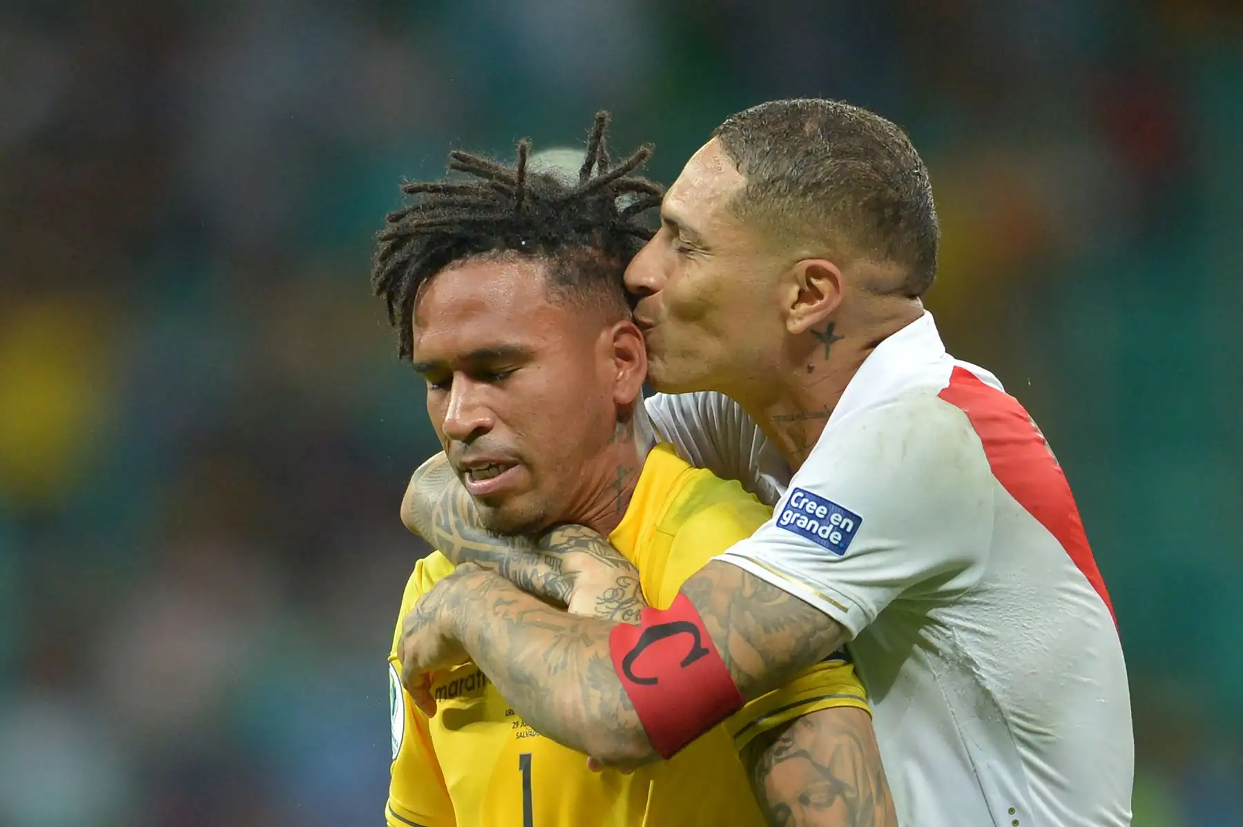 Paolo Guerrero (R), de Perú, besa al portero Pedro Gallese después de derrotar a Uruguay en el tiroteo de penalización luego de empatar 0-0 durante su partido de cuartos de final del torneo de fútbol de la Copa América en el Fonte Nova Arena en Salvador, Brasil.
Foto: AFP