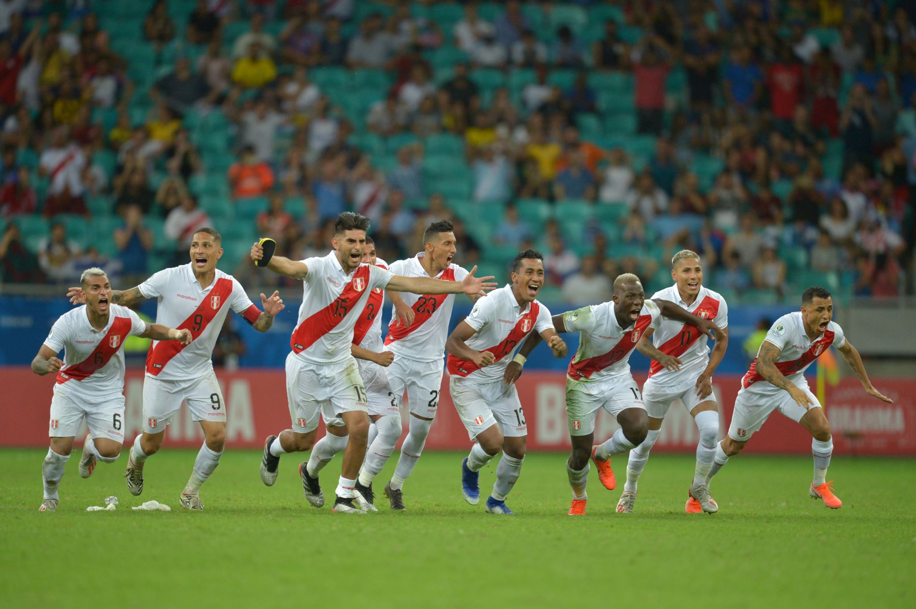 Los jugadores de Perú celebran después de derrotar a Uruguay en el tiroteo de penalización luego de empatar 0-0 durante su partido de cuartos de final del torneo de fútbol de la Copa América en el Fonte Nova Arena.
Foto: AFP
