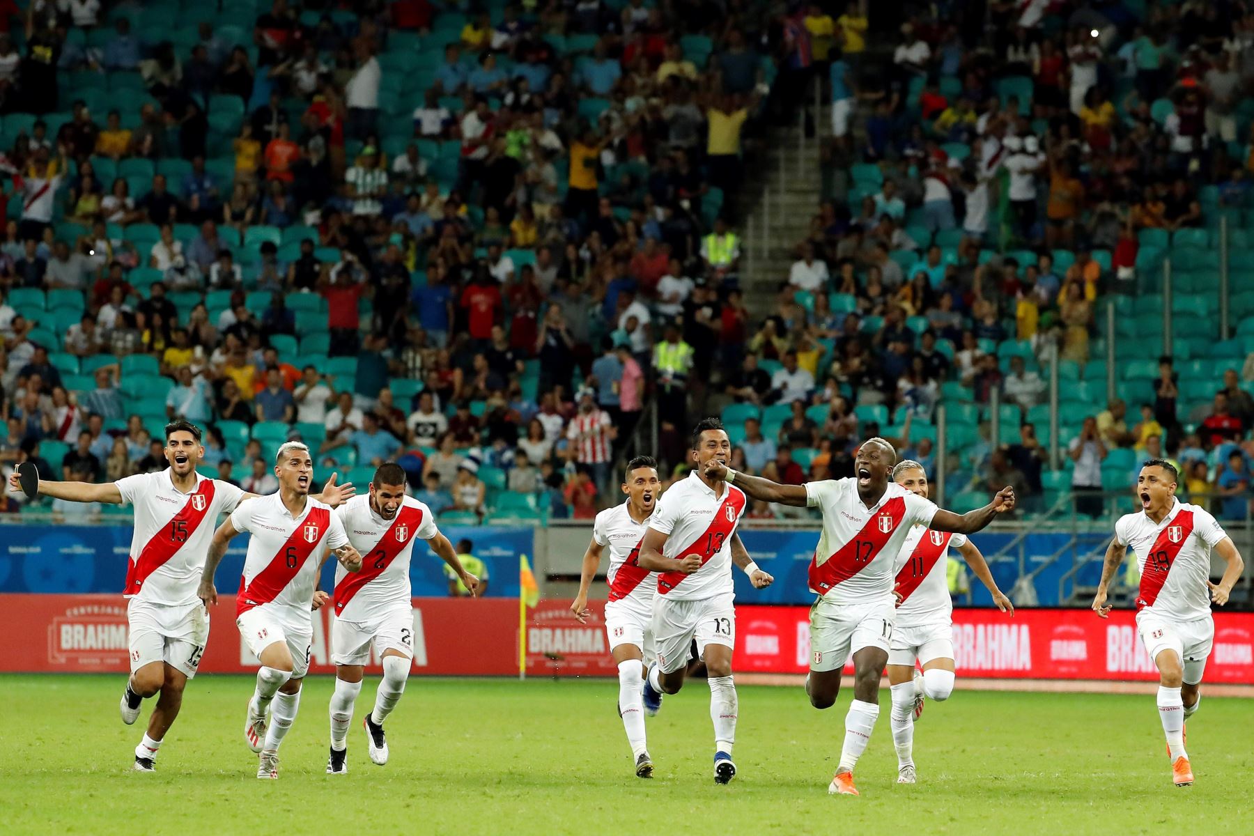 Jugadores de Perú celebran al ganar en la serie de penaltis, durante el partido Uruguay-Perú de cuartos de final de la Copa América de Fútbol 2019, en el Estadio Arena Fonte Nova de Salvador, Brasil.Foto.EFE