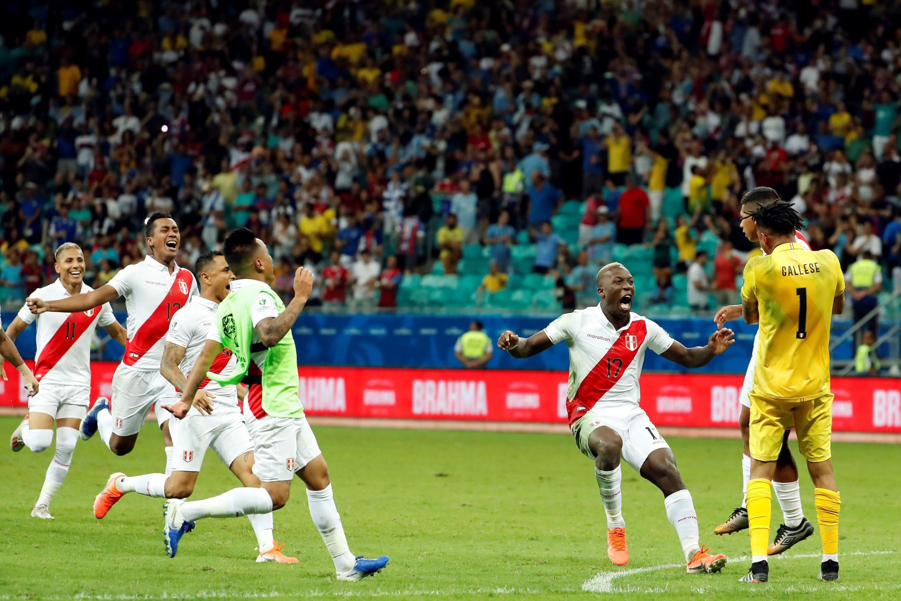 Jugadores de Perú celebran al ganar en la serie de penaltis, durante el partido Uruguay-Perú de cuartos de final de la Copa América de Fútbol 2019, en el Estadio Arena Fonte Nova de Salvador, Brasil.Foto.EFE