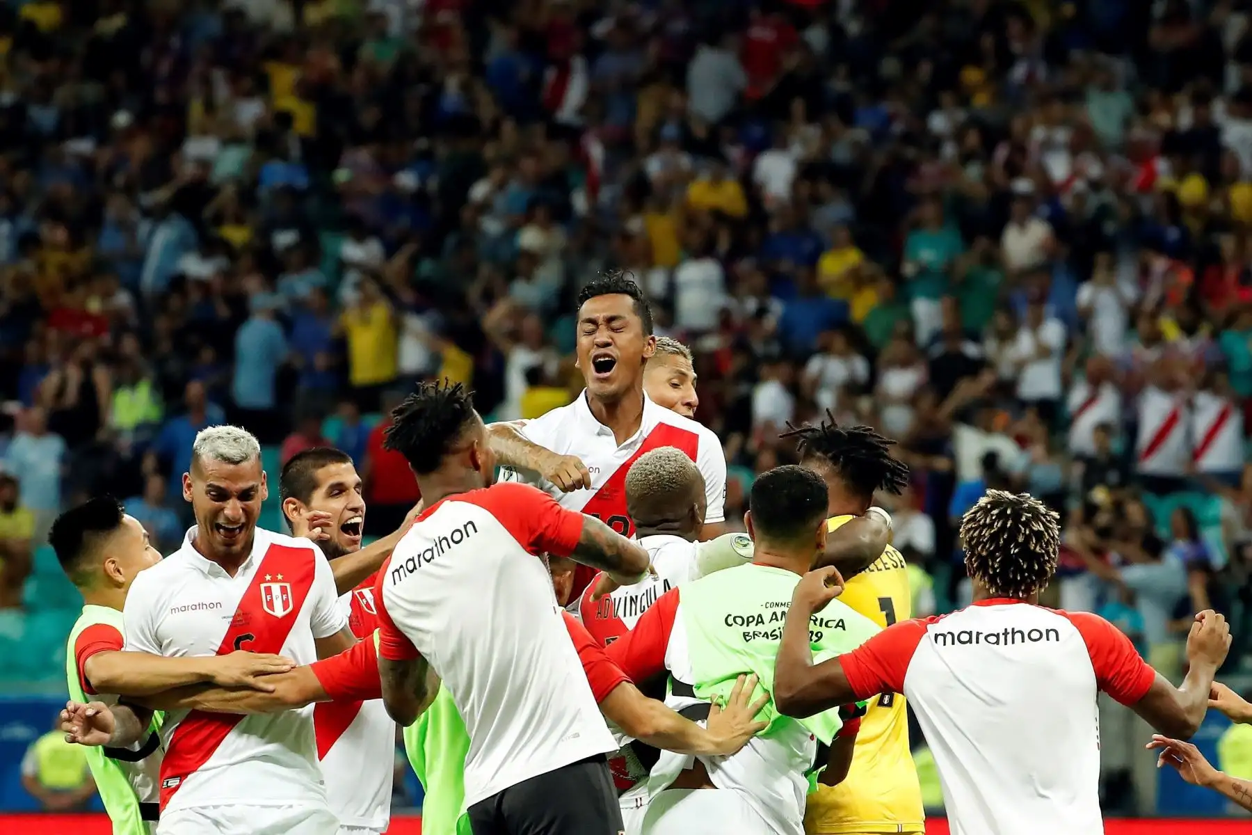 Jugadores de Perú celebran al ganar en la serie de penaltis, durante el partido Uruguay-Perú de cuartos de final de la Copa América de Fútbol 2019, en el Estadio Arena Fonte Nova de Salvador, Brasil.Foto.EFE