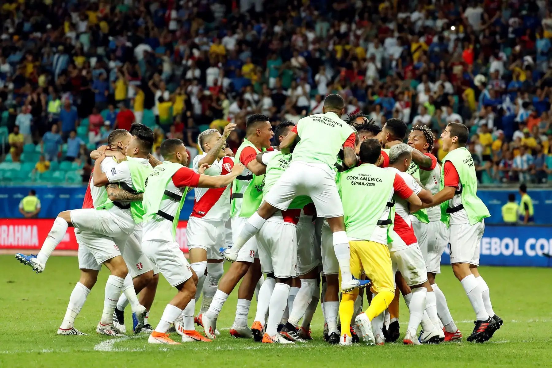 Jugadores de Perú celebran al ganar en la serie de penaltis, durante el partido Uruguay-Perú de cuartos de final de la Copa América de Fútbol 2019, en el Estadio Arena Fonte Nova de Salvador, Brasil.Foto.EFE