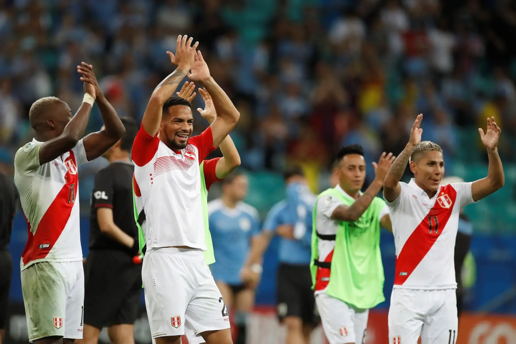 Jugadores de Perú celebran al ganar en la serie de penaltis, durante el partido Uruguay-Perú de cuartos de final de la Copa América de Fútbol 2019, en el Estadio Arena Fonte Nova de Salvador, Brasil.Foto.EFE