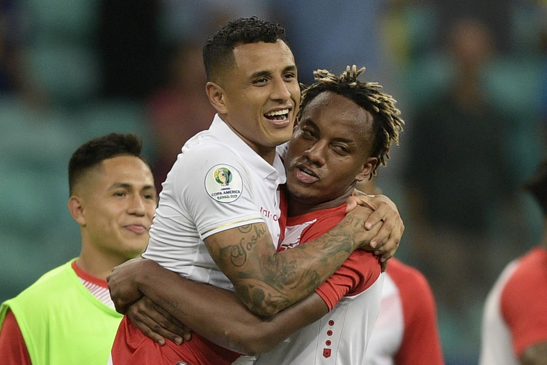 Yoshimar Yotun (L) y Andre Carrillo, de Perú, celebran después de derrotar a Uruguay en la tanda de penaltis luego de empatar 0-0 durante su partido de cuartos de final del torneo de fútbol de Copa América.
Foto:AFP