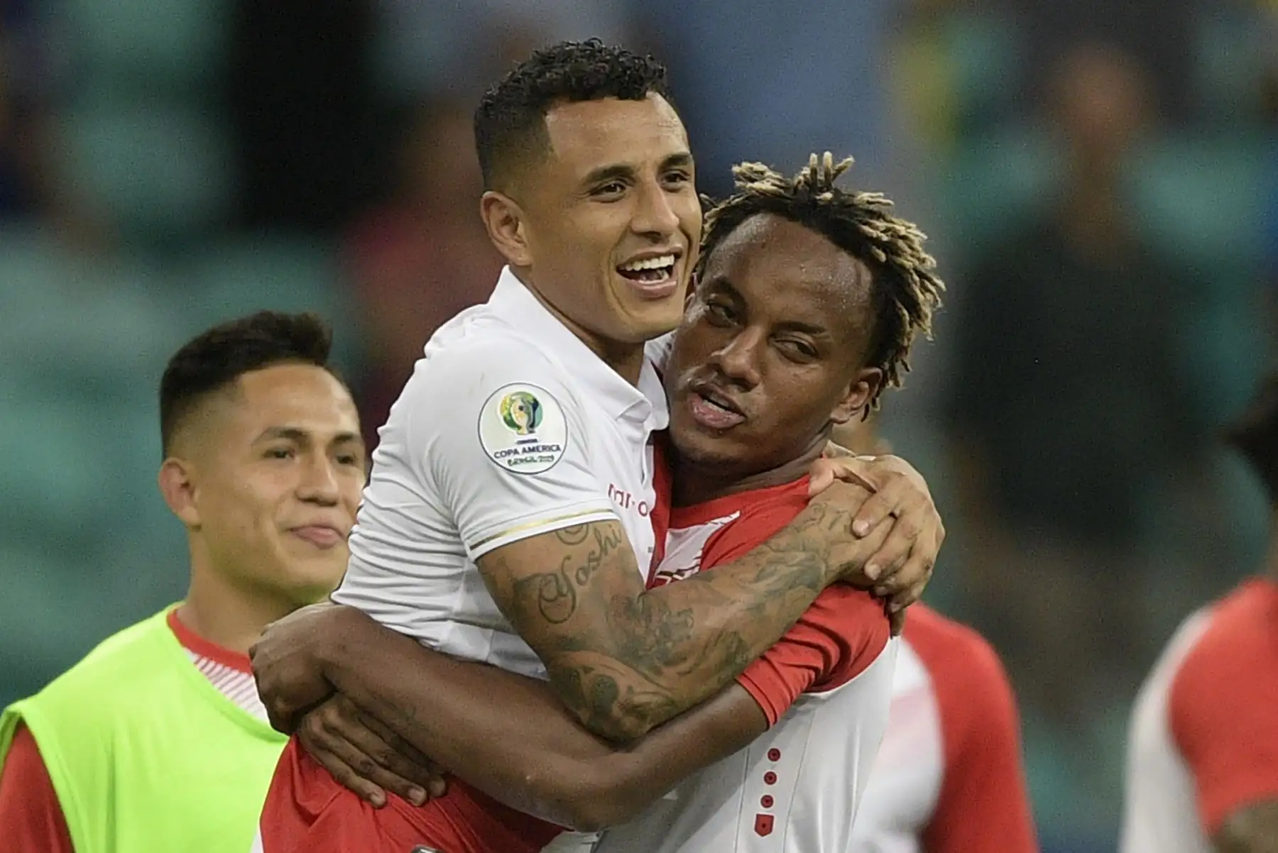 Yoshimar Yotun (L) y Andre Carrillo, de Perú, celebran después de derrotar a Uruguay en la tanda de penaltis luego de empatar 0-0 durante su partido de cuartos de final del torneo de fútbol de Copa América.
Foto:AFP