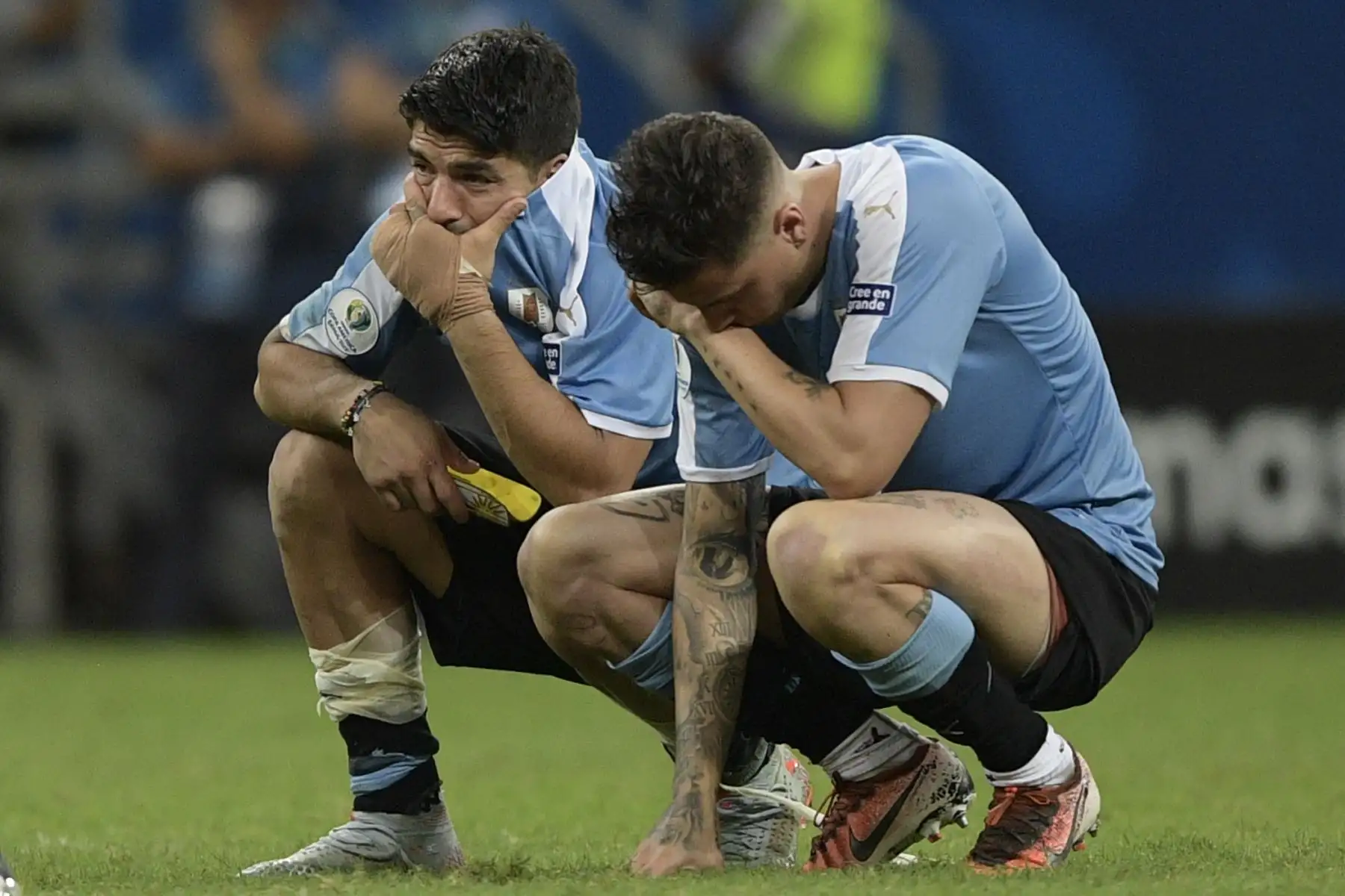 Luis Suárez (L) de Uruguay, cuya penalización fue detenida por el portero de Perú Pedro Gallese, y José María Giménez observan durante el tiroteo de penal contra Perú luego de empatar 0-0 durante su partido de cuartos de final del torneo de fútbol de la Copa América en la Fonte Nova Arena en Salvador, Brasil.
Foto:AFP