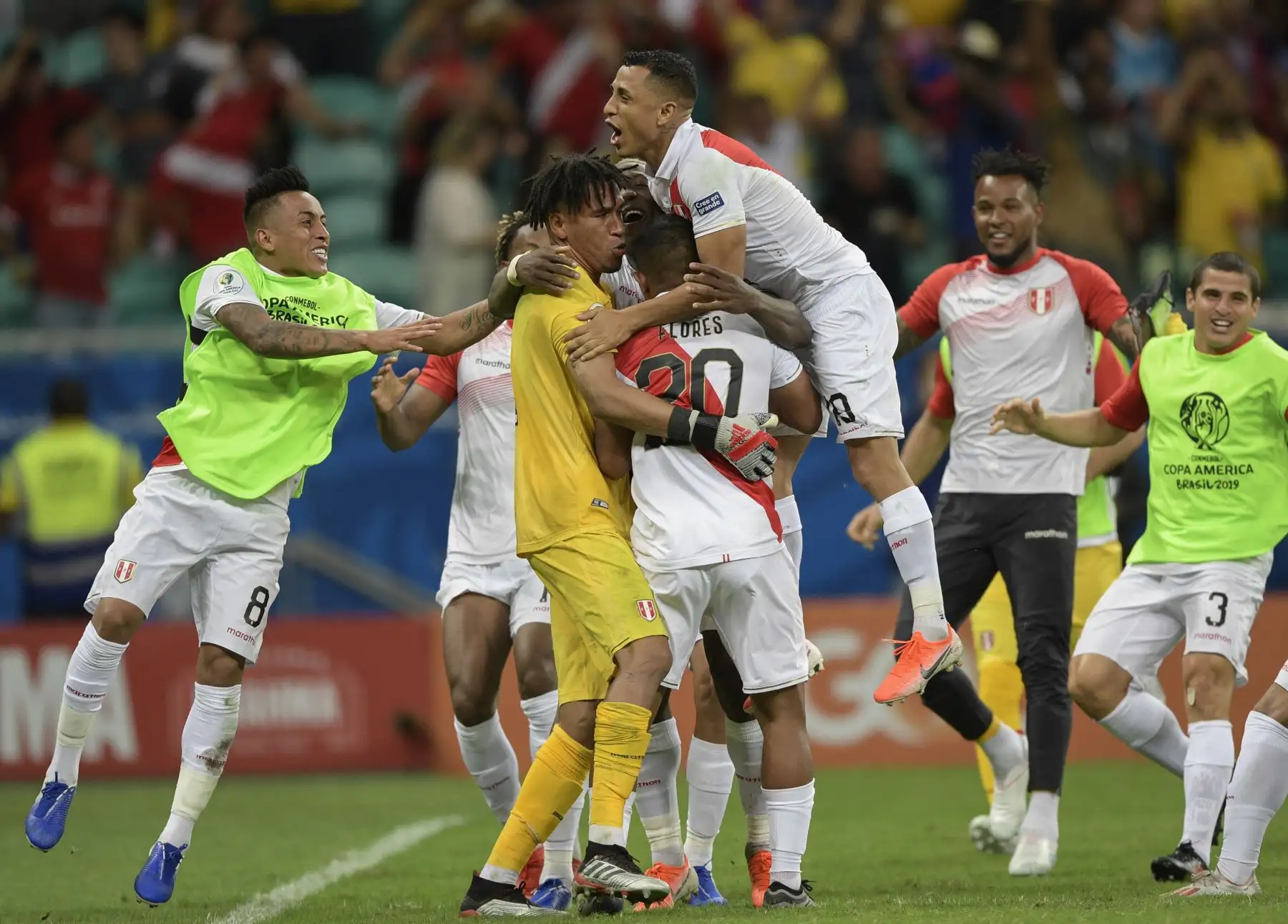 Los jugadores de Perú celebran después de derrotar a Uruguay en el tiroteo de penalización luego de empatar 0-0 durante su partido de cuartos de final del torneo de fútbol de la Copa América en el Fonte Nova Arena en Salvador, Brasil.
Foto: AFP