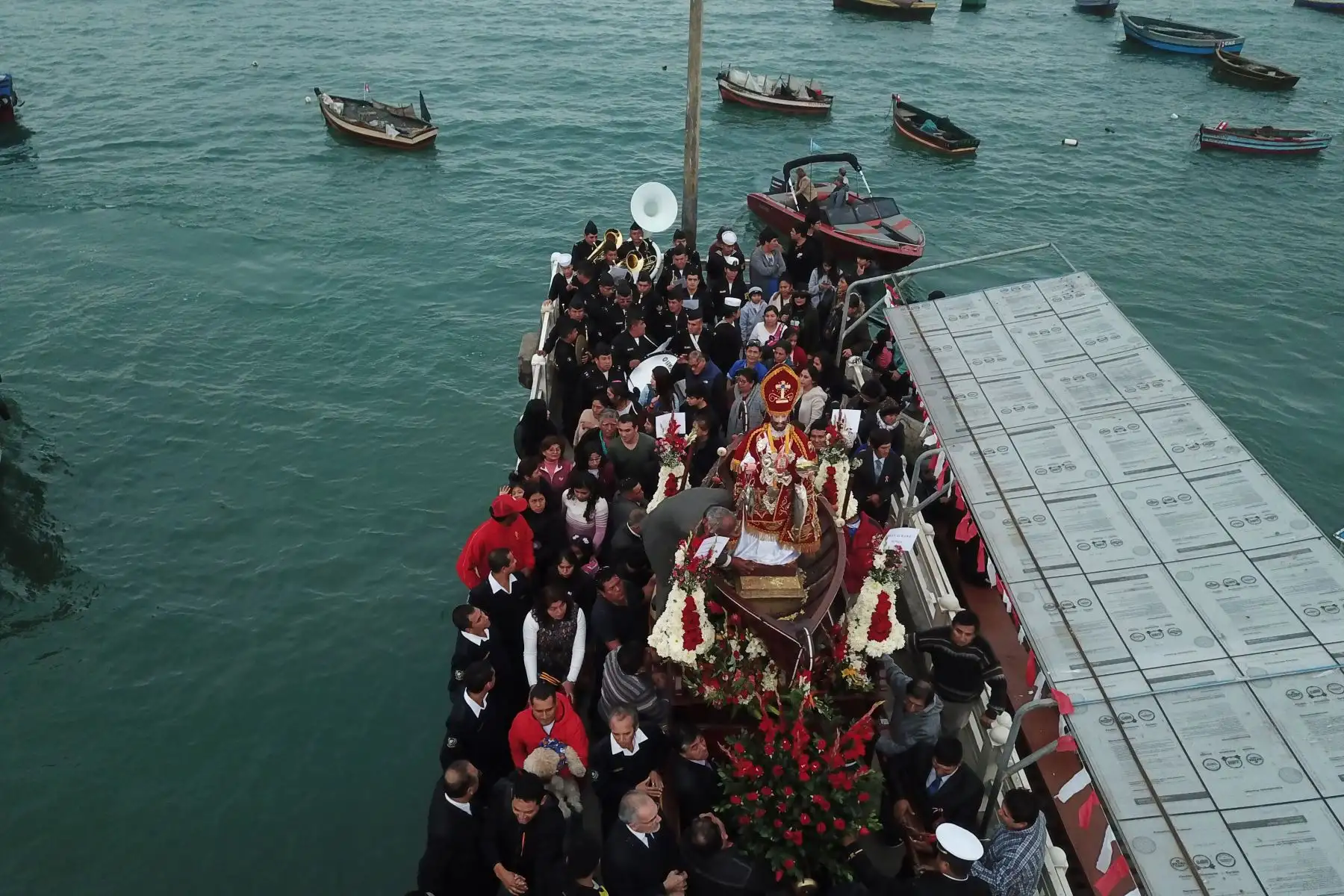 En el Día del Pescador fieles acompañaron a la imagen de San Pedro y San Pablo en Chorrillos.
Foto: ANDINA/Juan Carlos Guzmán
