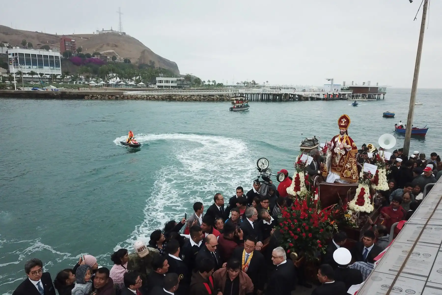 En el Día del Pescador fieles acompañaron a la imagen de San Pedro y San Pablo en Chorrillos.
Foto: ANDINA/Juan Carlos Guzmán