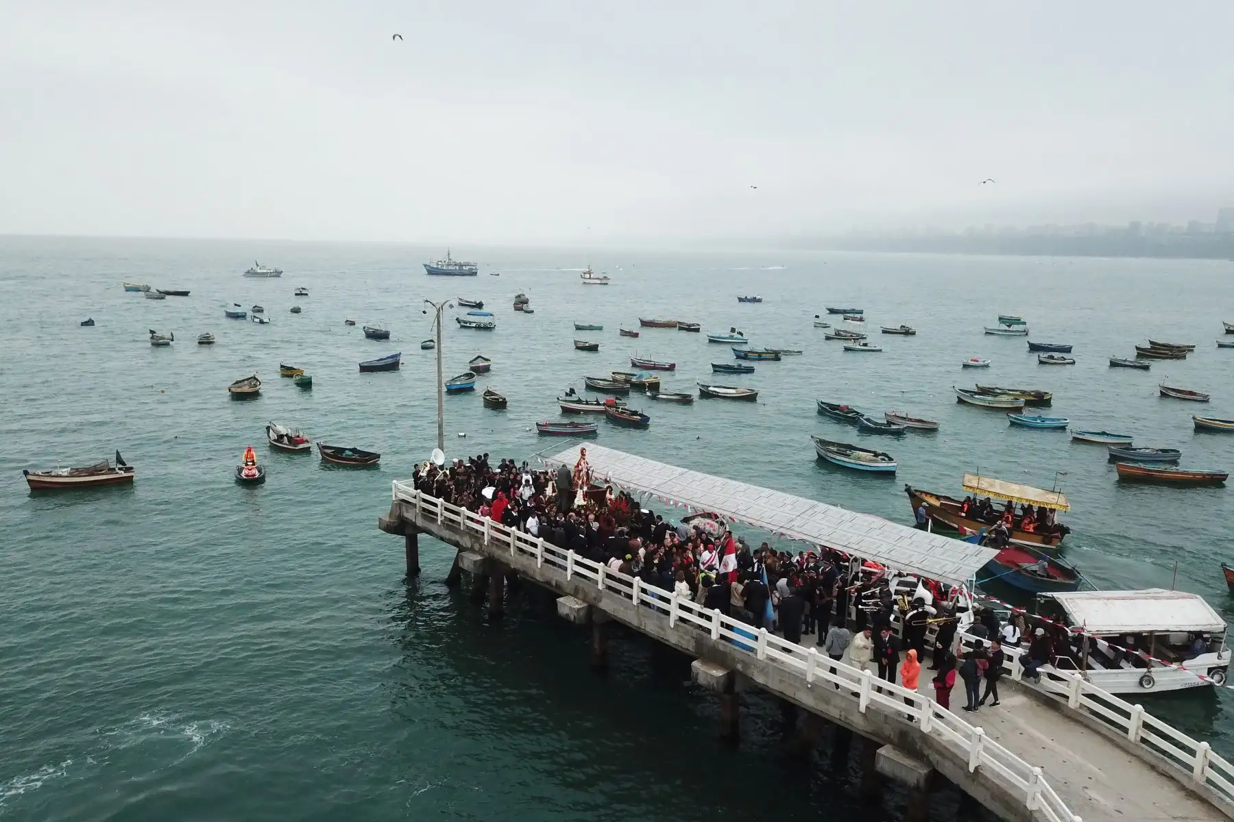 En el Día del Pescador fieles acompañaron a la imagen de San Pedro y San Pablo en Chorrillos.
Foto: ANDINA/Juan Carlos Guzmán