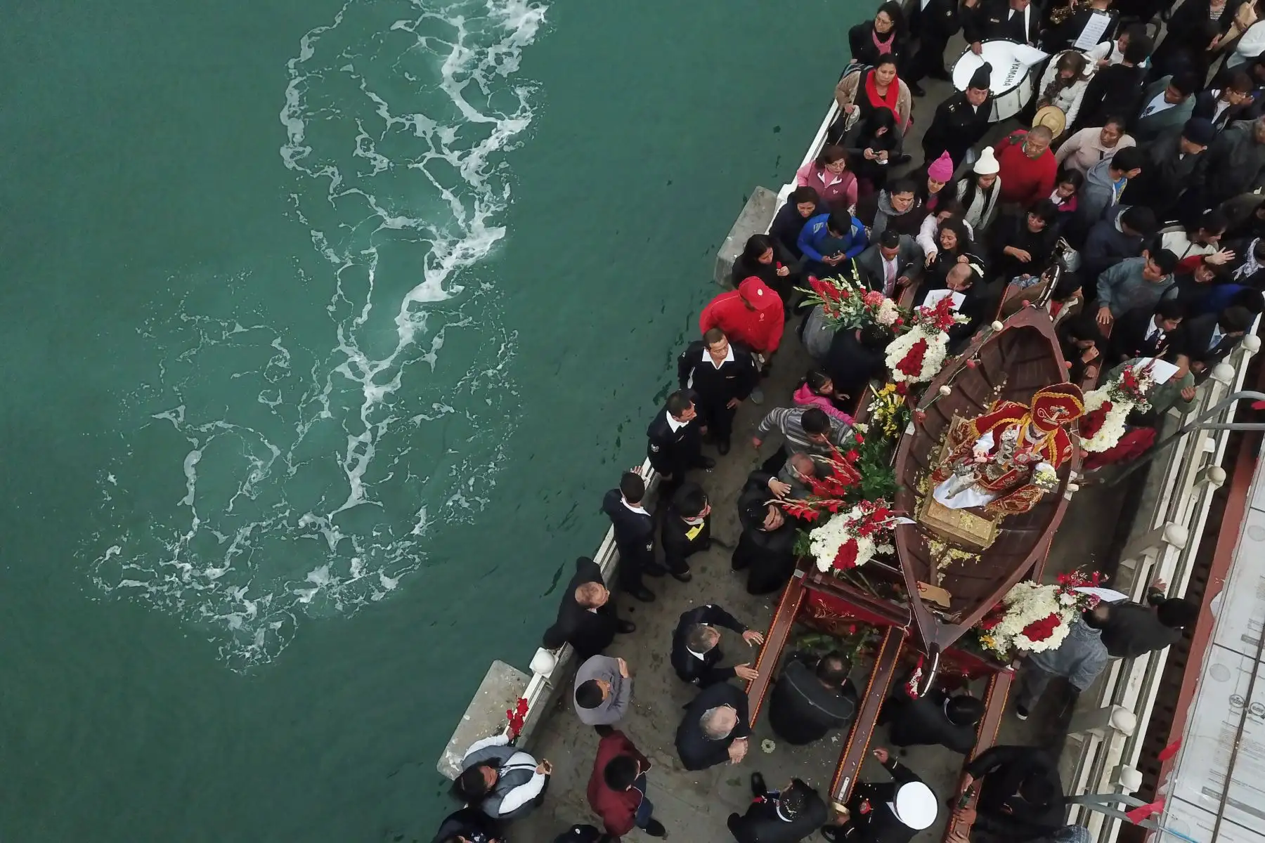 En el Día del Pescador fieles acompañaron a la imagen de San Pedro y San Pablo en Chorrillos.
Foto: ANDINA/Juan Carlos Guzmán