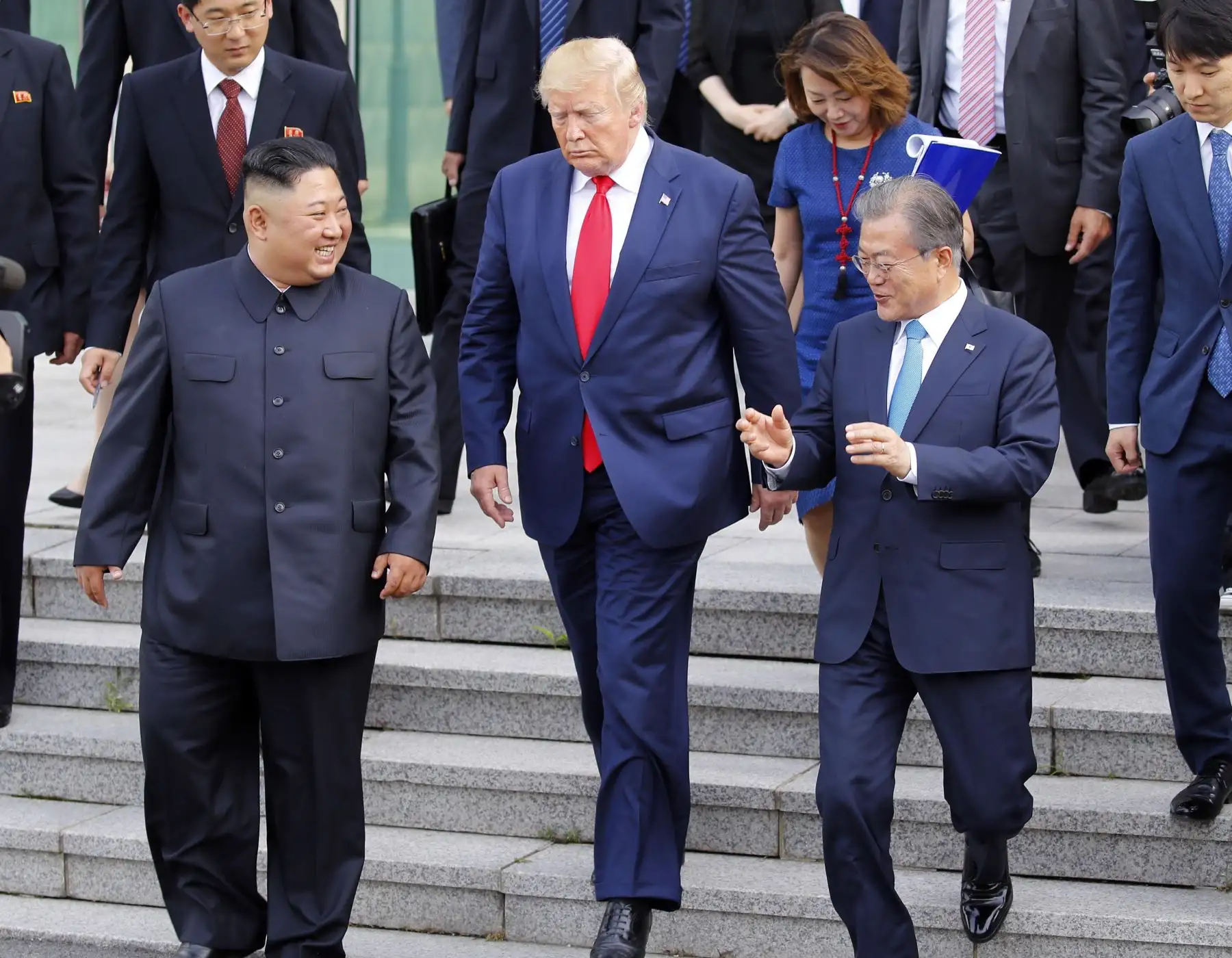 El líder norcoreano Kim Jong-un (L) camina con el presidente de los EE. UU. Donald J. Trump (C) y el presidente surcoreano Moon Jae-in (R) hacia el lado norte de la aldea de tregua de Panmunjom en la Zona Desmilitarizada, que separa el dos Coreas.
Foto: EFE