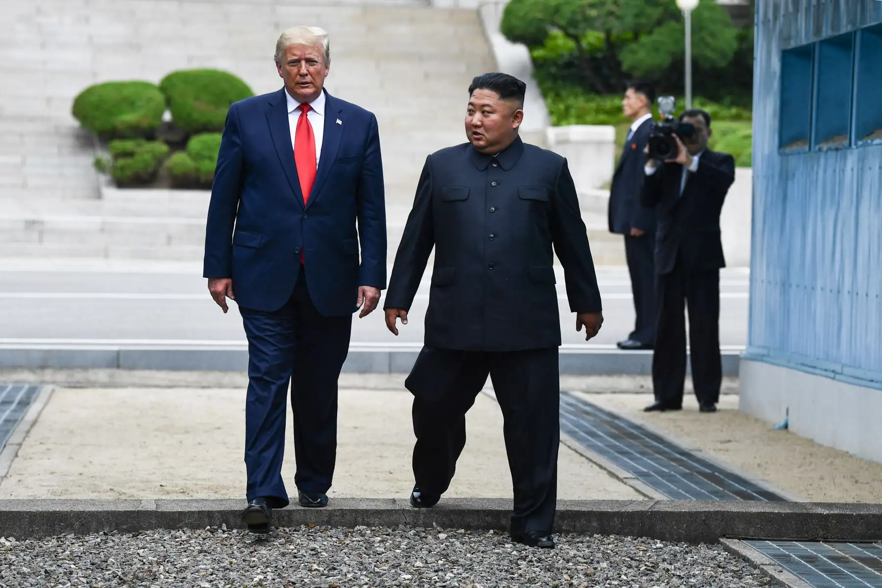 El líder de Corea del Norte, Kim Jong Un, y el Presidente de los Estados Unidos, Donald Trump, cruzan al sur de la Línea de Demarcación Militar que divide a Corea del Norte y del Sur, luego de que Trump se acercó brevemente al lado norte, en el Área de Seguridad Conjunta (JSA) de Panmunjom en la zona desmilitarizada ( DMZ).
Foto: AFP