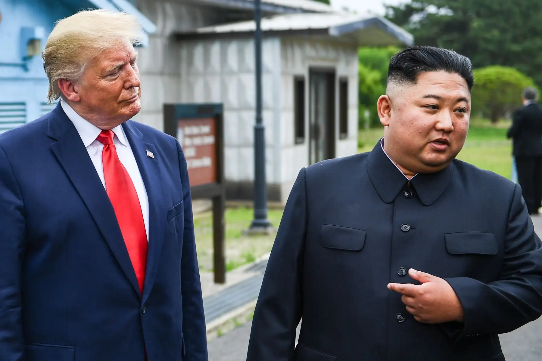 El líder de Corea del Norte, Kim Jong Un, habla con el Presidente de los Estados Unidos, Donald Trump, al sur de la Línea de Demarcación Militar que divide a Corea del Norte y del Sur, en el Área de Seguridad Conjunta (JSA) de Panmunjom en la Zona de Desmilitarización (DMZ).
Foto: AFP