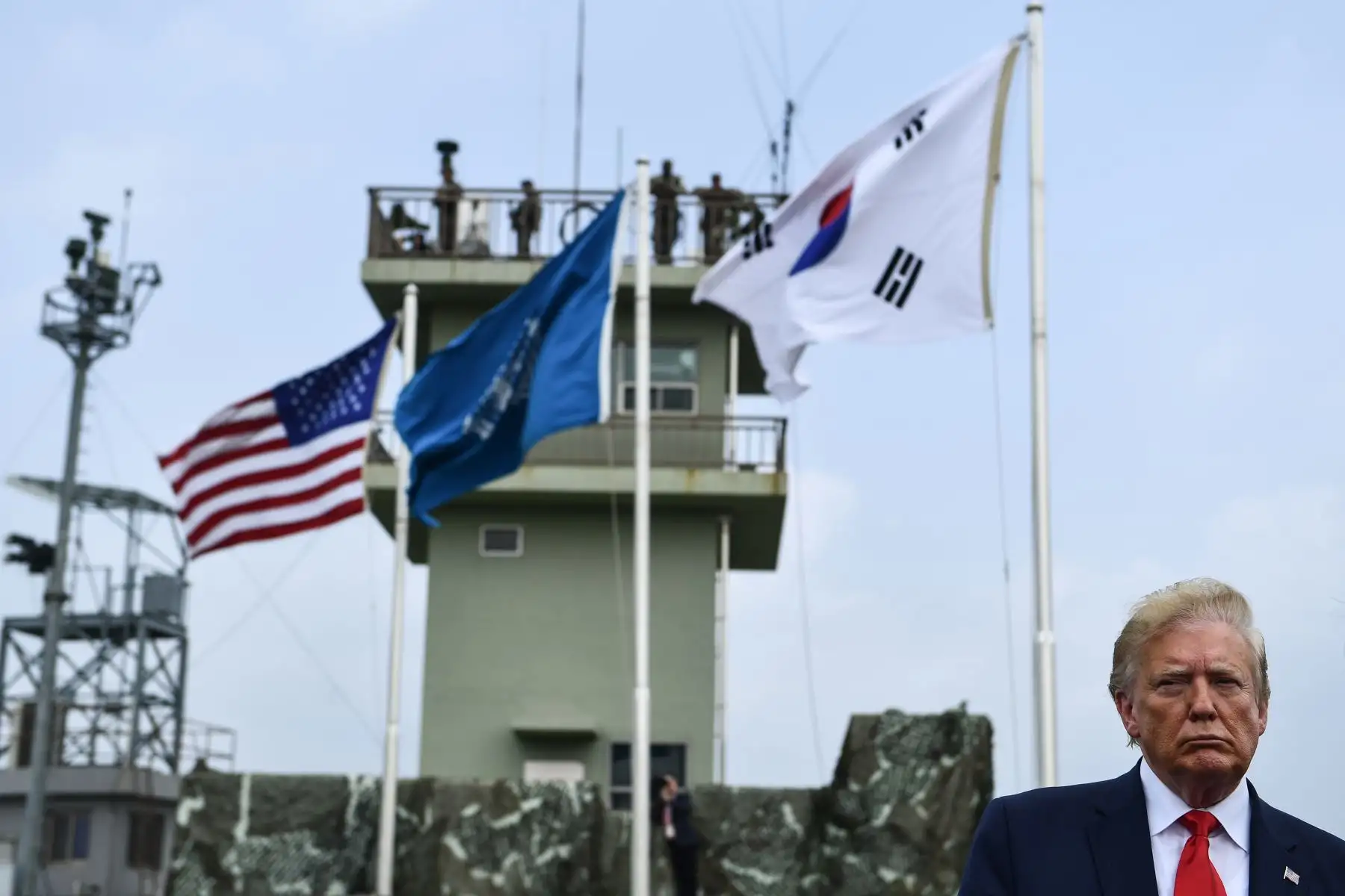 El presidente de los Estados Unidos, Donald Trump, visita un puesto de observación en el Área de Seguridad Conjunta (JSA) en Panmunjom en la Zona Desmilitarizada (DMZ) que separa a Corea del Norte y Corea del Sur.
Foto: AFP