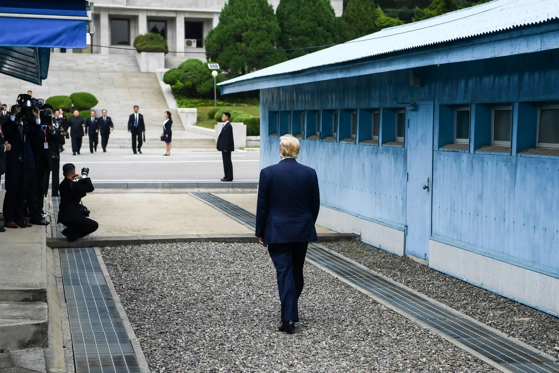 El líder de Corea del Norte, Kim Jong Un, habla con el Presidente de los Estados Unidos, Donald Trump, al sur de la Línea de Demarcación Militar que divide a Corea del Norte y del Sur, en el Área de Seguridad Conjunta (JSA) de Panmunjom en la Zona de Desmilitarización (DMZ).
Foto: AFP