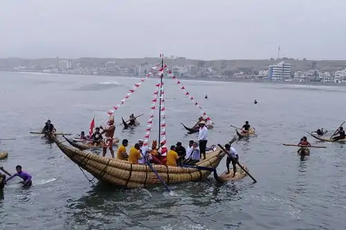 La venerada imagen de san Pedro, surcó el mar trujillano de Huanchaco, región La Libertad, a bordo de una gran embarcación de totora, conocida como patacho. Foto: Luis Puell