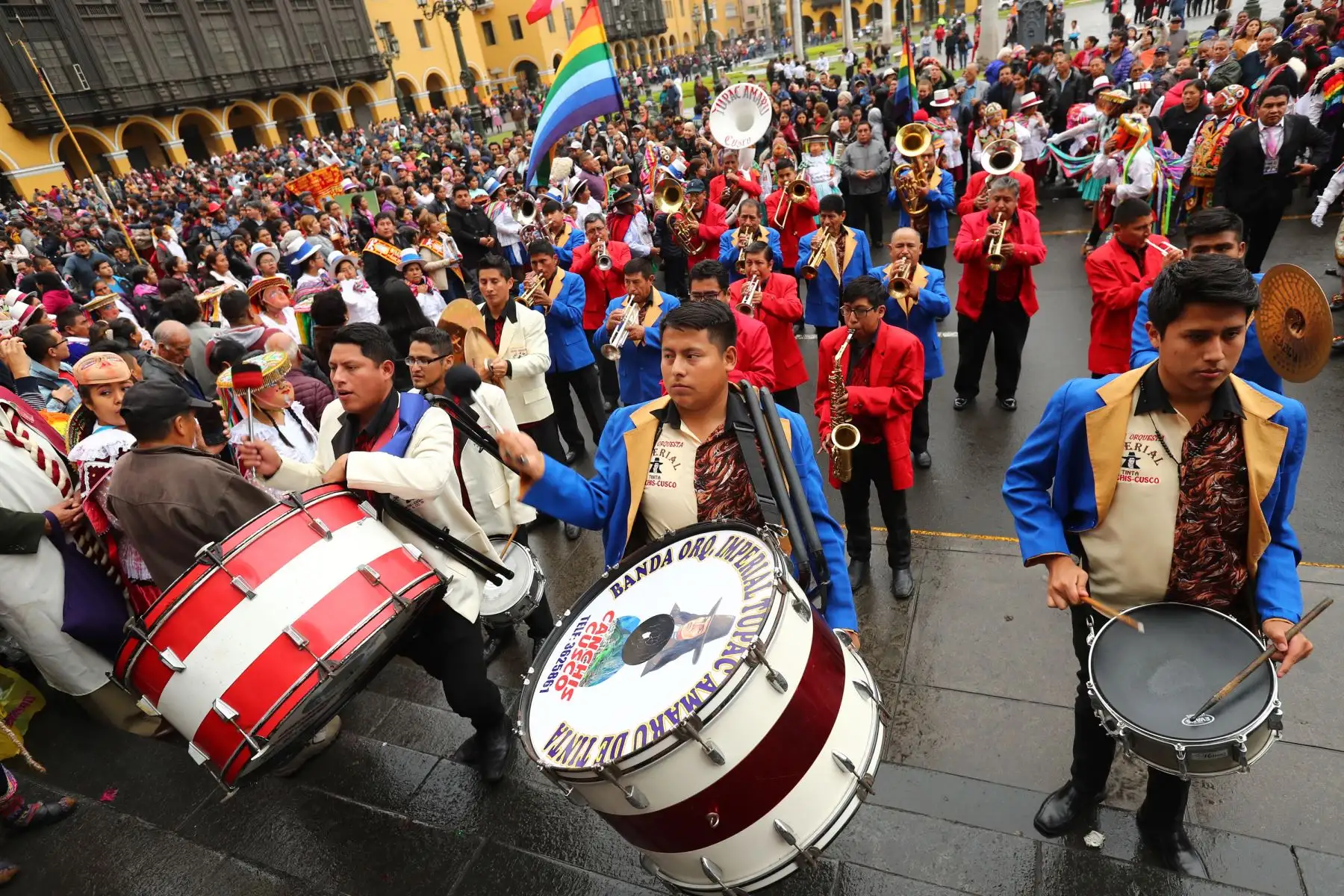 Cientos de fieles participan en la Plaza de Armas de Lima, en el pasacalle en homenaje al Señor  Qoyllur Riti.
Foto: ANDINA/Norman Córdova