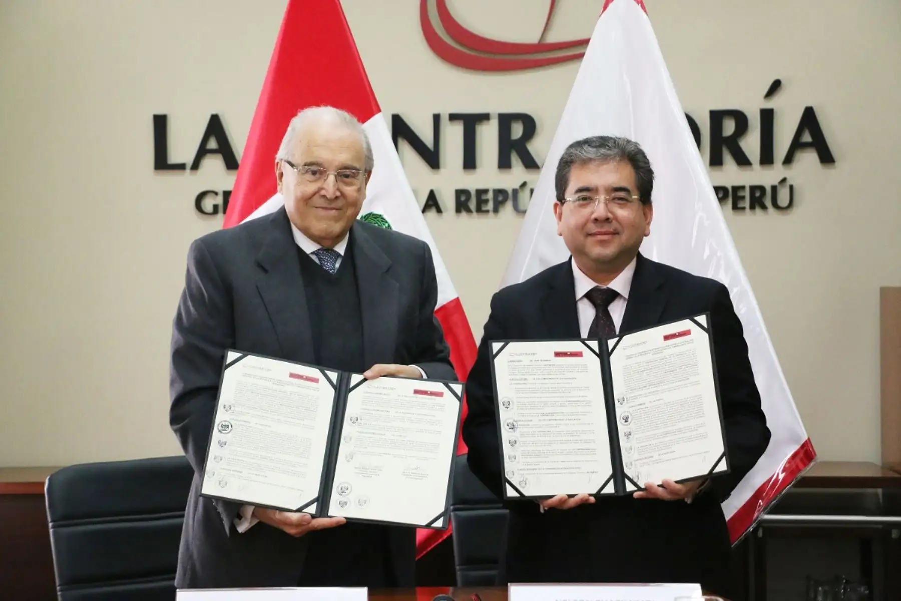 Firma del convenio entre la Contraloría y Empresarios por la Integridad. Foto: Cortesía.