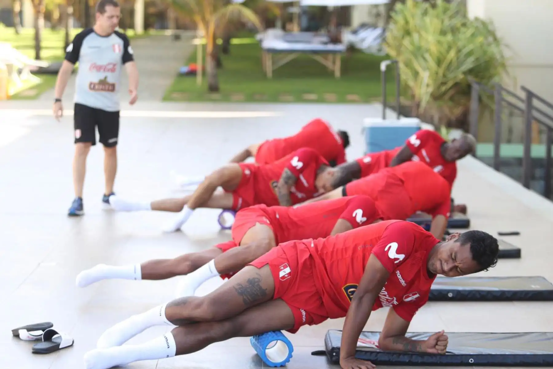 Jugadores de la selección peruana realizan sus entrenamientos con miras a enfrentar al seleccionado de Chile por la Copa América.
Foto: FPF