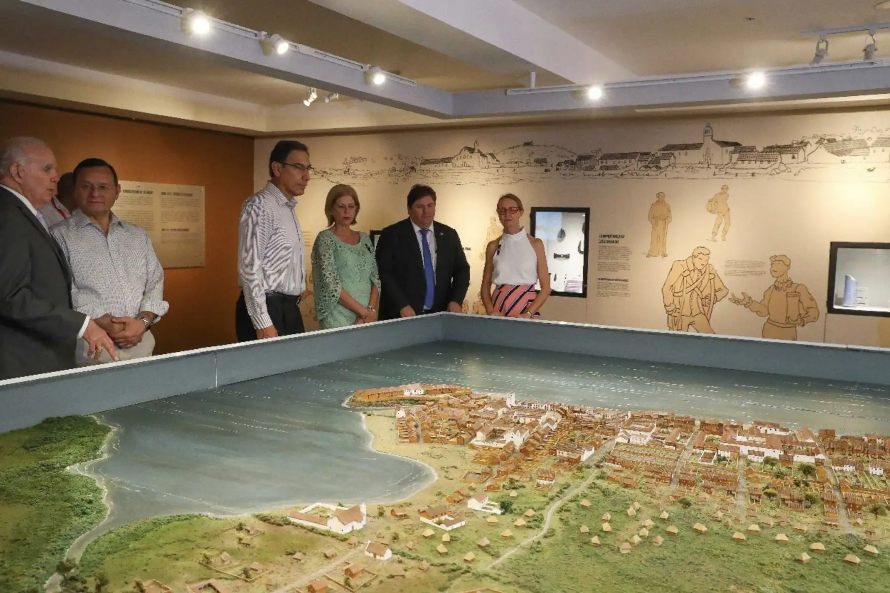 El presidente Vizcarra visitó el complejo arqueológico de Panamá Viejo, donde se presenta la muestra “Camina el autor” de Guamán Poma de Ayala.
Foto: Prensa Presidencia