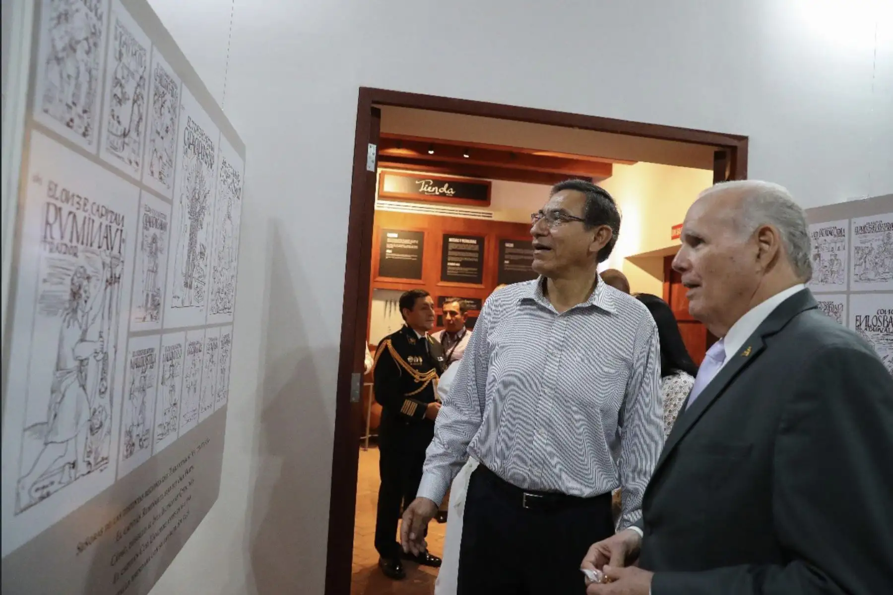 El presidente Vizcarra visitó el complejo arqueológico de Panamá Viejo, donde se presenta la muestra “Camina el autor” de Guamán Poma de Ayala.
Foto: Prensa Presidencia