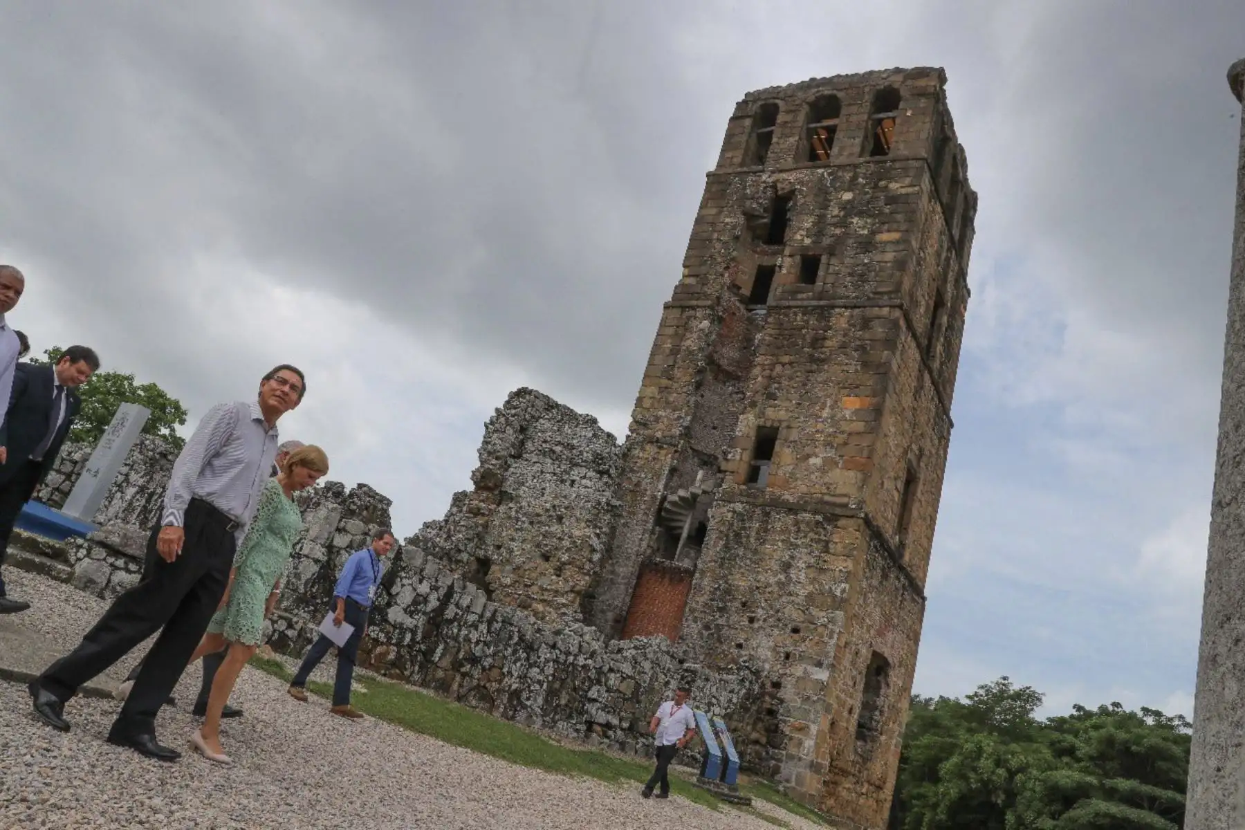 El presidente Vizcarra visitó el complejo arqueológico de Panamá Viejo, donde se presenta la muestra “Camina el autor” de Guamán Poma de Ayala.
Foto: Prensa Presidencia