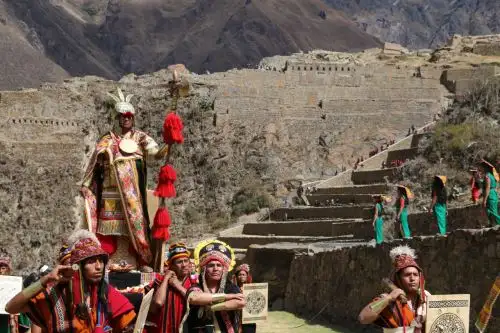 En el conjunto arqueológico de Ollantaytambo, ubicado en la provincia cusqueña de Urubamba, se escenificó el Ollantay Raymi.