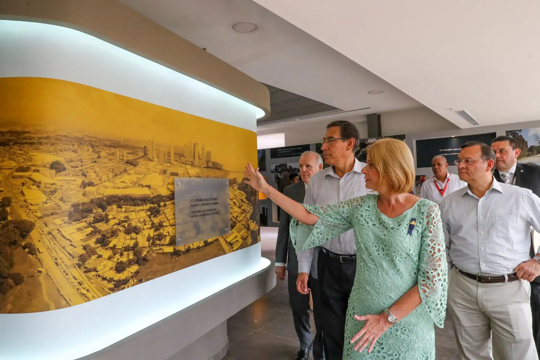 El presidente Vizcarra visitó el complejo arqueológico de Panamá Viejo, donde se presenta la muestra “Camina el autor” de Guamán Poma de Ayala. Foto: Prensa Presidencia