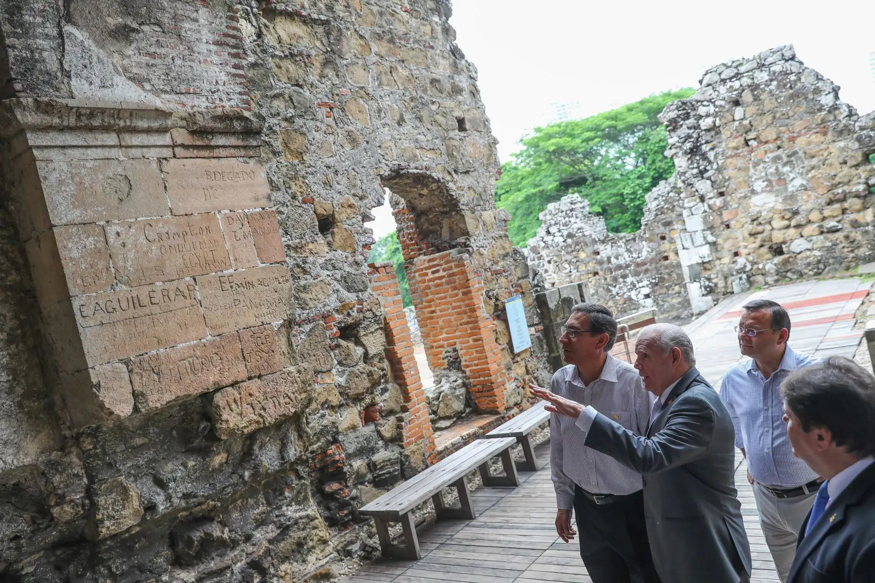 El presidente Vizcarra visitó el complejo arqueológico de Panamá Viejo, donde se presenta la muestra “Camina el autor” de Guamán Poma de Ayala. Foto: Prensa Presidencia