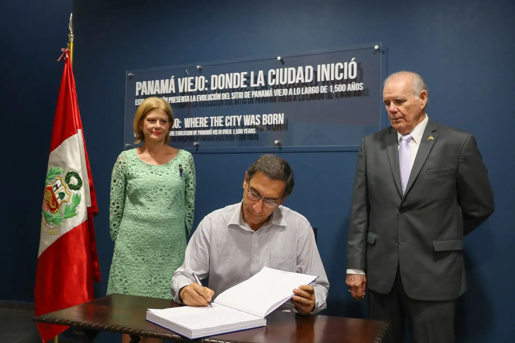 El presidente Vizcarra visitó el complejo arqueológico de Panamá Viejo, donde se presenta la muestra “Camina el autor” de Guamán Poma de Ayala. Foto: Prensa Presidencia