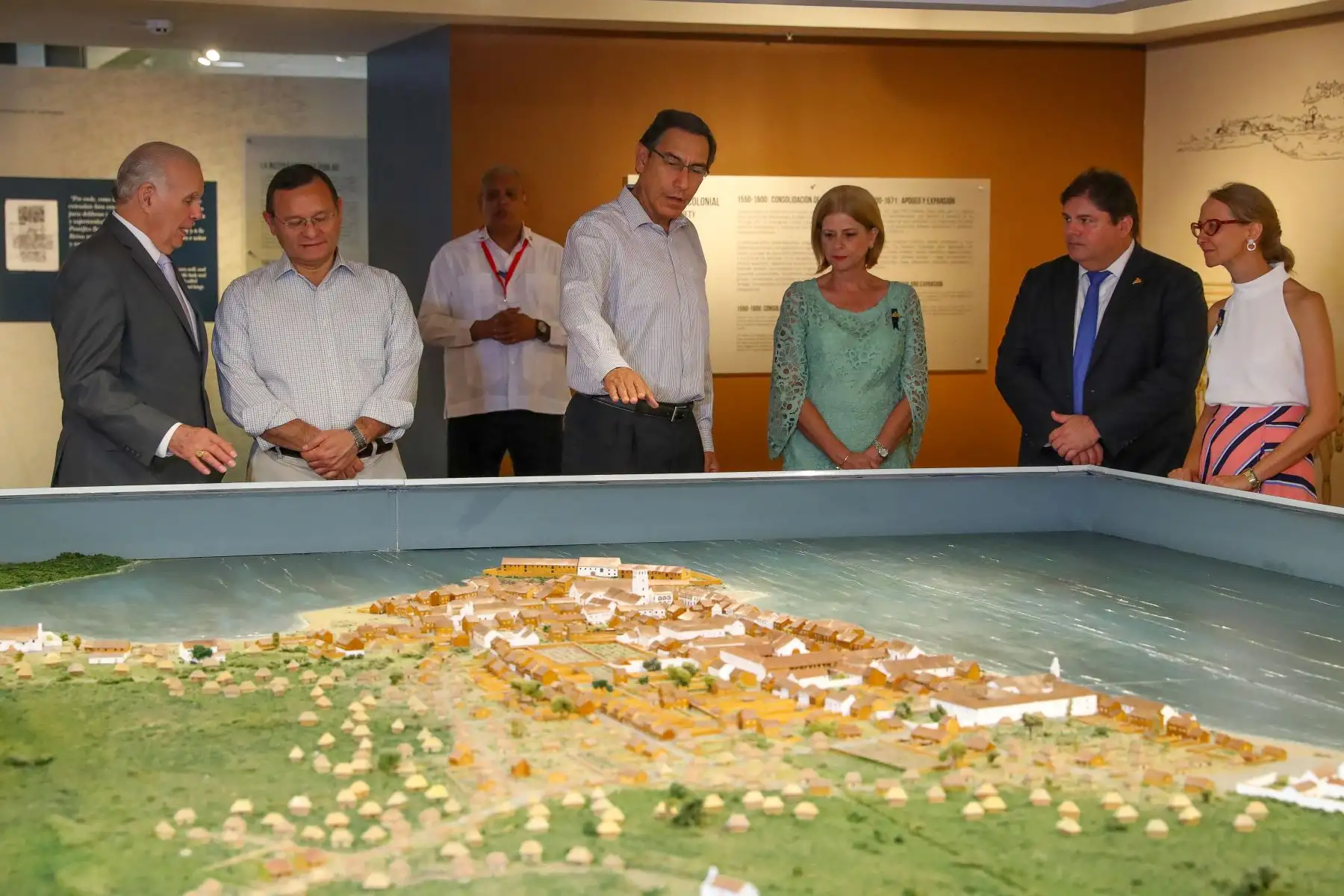 El presidente Vizcarra visitó el complejo arqueológico de Panamá Viejo, donde se presenta la muestra “Camina el autor” de Guamán Poma de Ayala. Foto: Prensa Presidencia