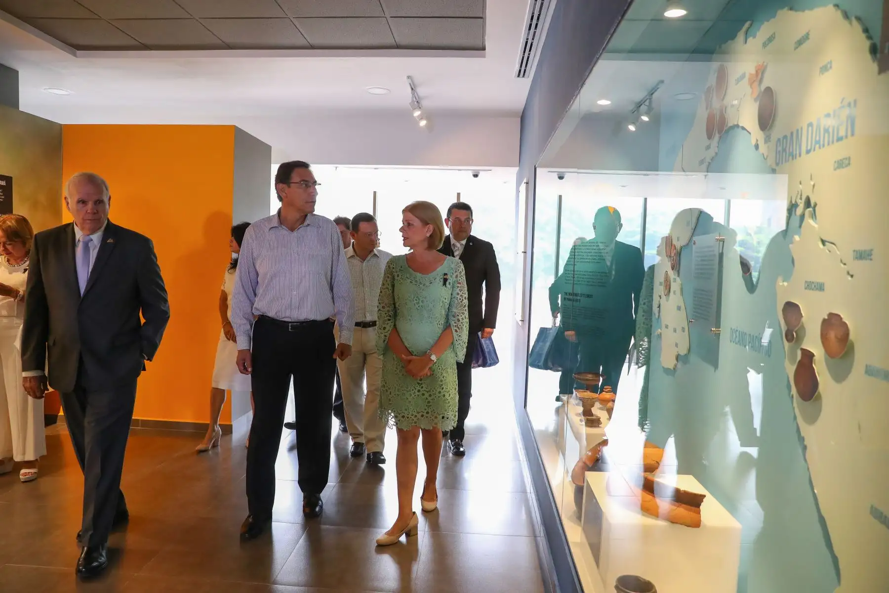 El presidente Vizcarra visitó el complejo arqueológico de Panamá Viejo, donde se presenta la muestra “Camina el autor” de Guamán Poma de Ayala. Foto: Prensa Presidencia