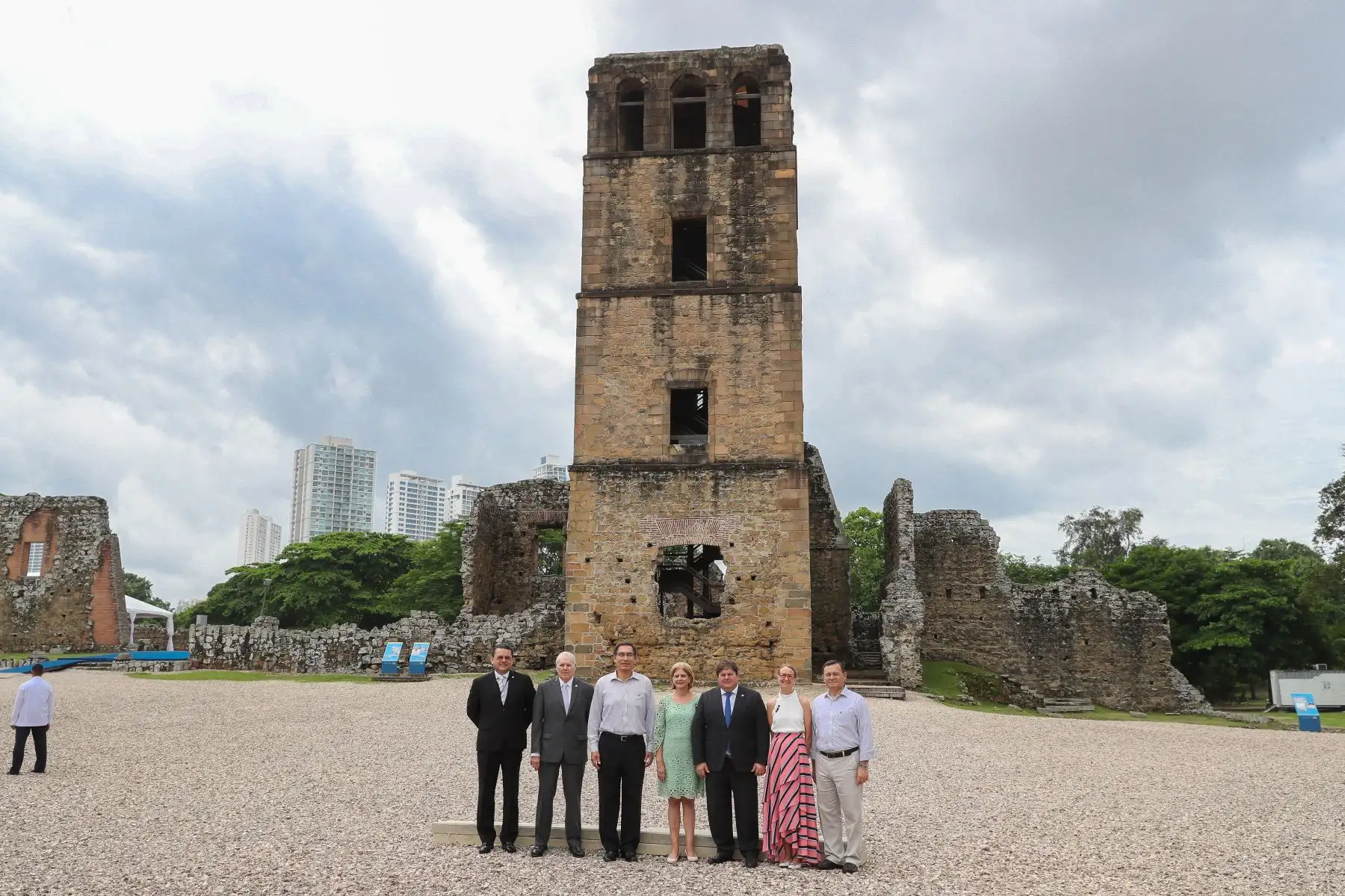 El presidente Vizcarra visitó el complejo arqueológico de Panamá Viejo, donde se presenta la muestra “Camina el autor” de Guamán Poma de Ayala. Foto: Prensa Presidencia
