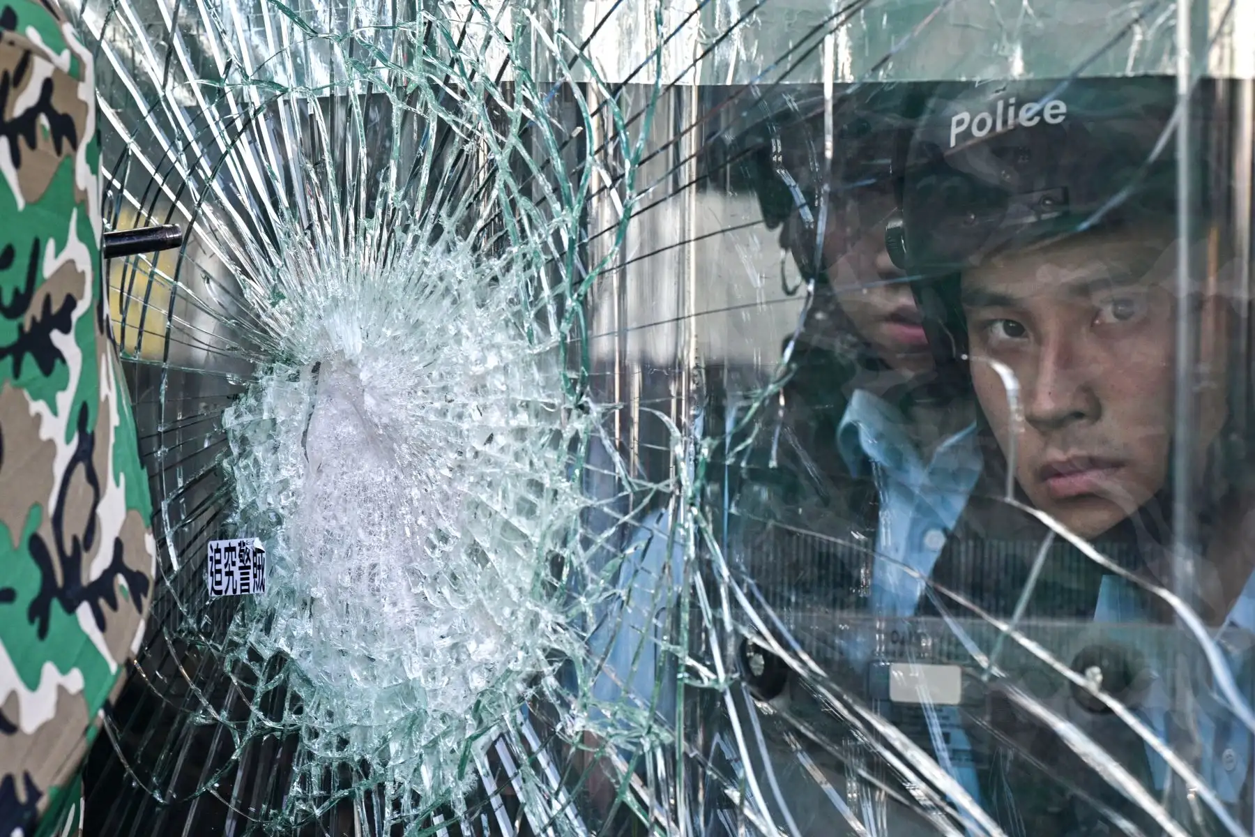 La policía observa a los manifestantes que intentaron abrirse camino en el edificio en Hong Kong el 1 de julio de 2019 en el 22 aniversario de la entrega de la ciudad de Gran Bretaña a China.Foto: AFP