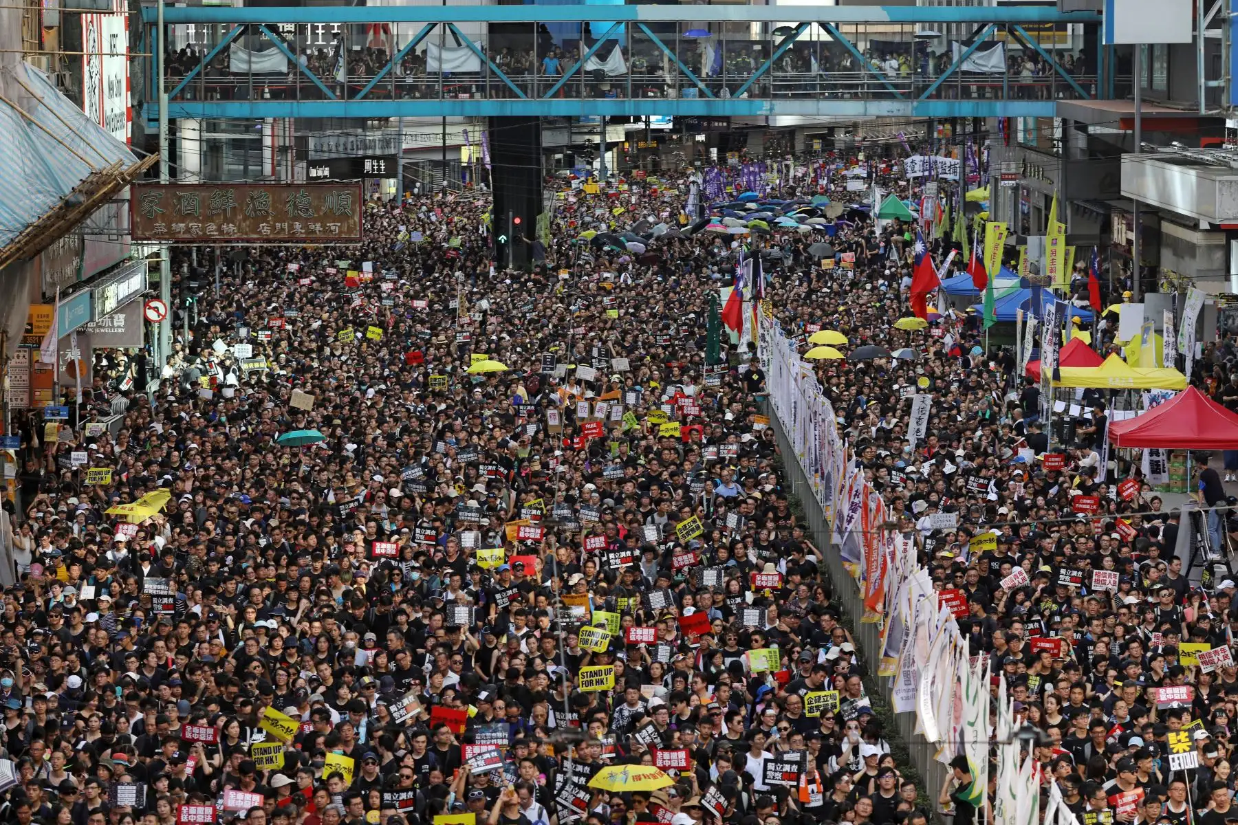 Manifestación anual por la democracia en Hong Kong el 1 de julio de 2019, en el 22 aniversario de la entrega de la ciudad de Gran Bretaña a China. Foto: AFP