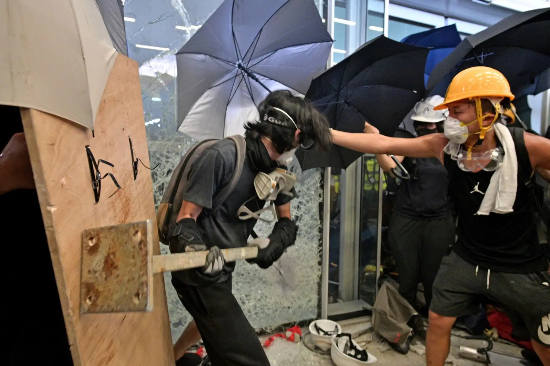 Manifestantes rompen una cerca cuando intentan irrumpir en la sede del gobierno en Hong Kong. Foto: AFP